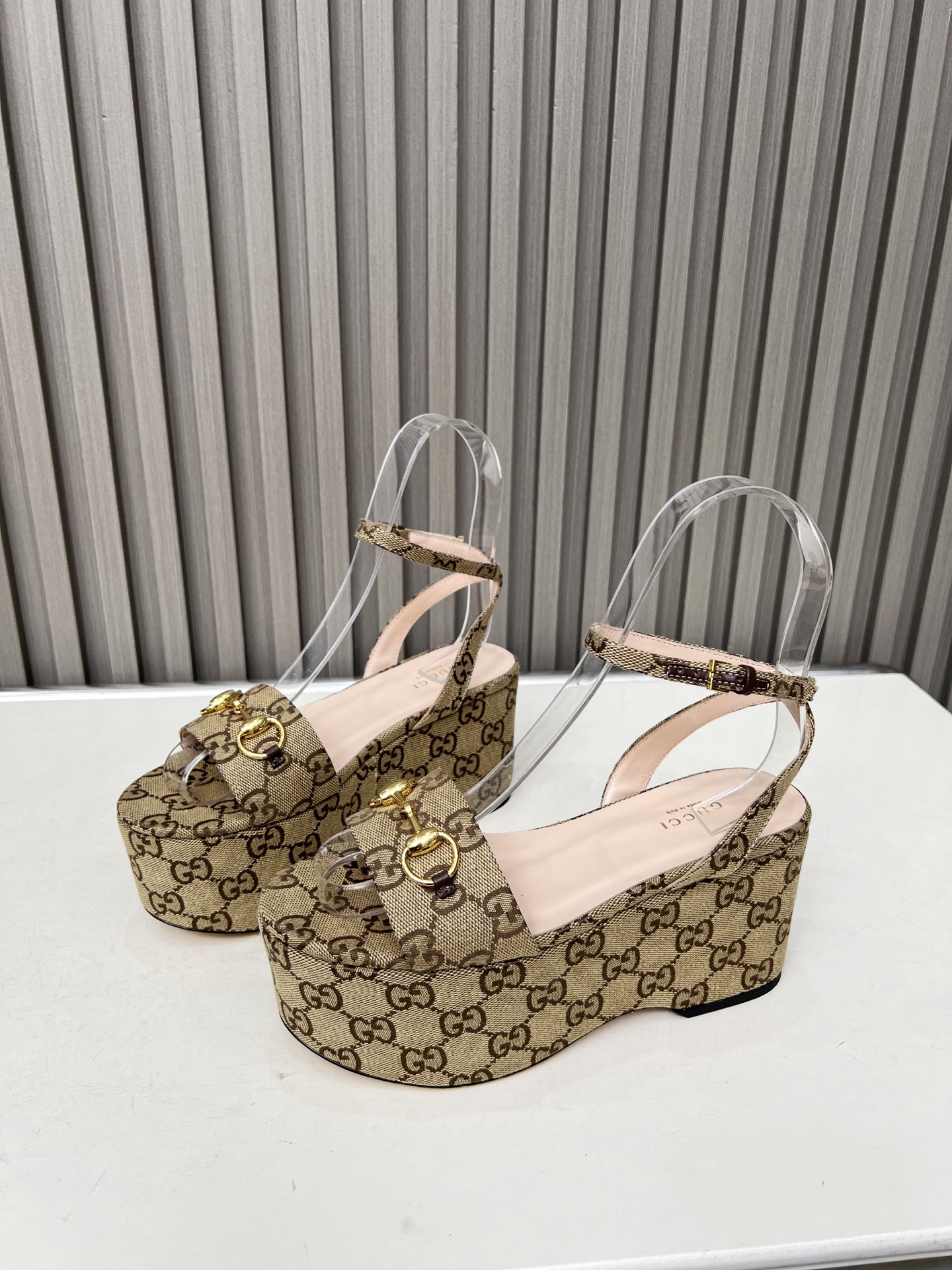 NO:406692,Retro style series G-home has always had the strength to lead the trend. This water platform height enhancement series is very high-end and comfortable. It is easy to make the leg lines beautiful, long legs artifact. Fabric G-home has high high-end denim inner and footbed imported sheepskin water platform height about 9Cm, large sole genuine leather (no bargaining, sandals, sandals, sheepskin19860909复古风系列 Ｇ家一直是在潮流中有着领航的实力 这款水台增高系列上脚是非常高级大气且舒适,轻而易举的变美腿部线条,大长腿神器哦 面料Ｇ家独有高档牛仔布 内里及垫脚进口羊皮 水台高约9Cm 大底真皮（不议价,凉鞋,sandals,sheepskin,Women's Shoes