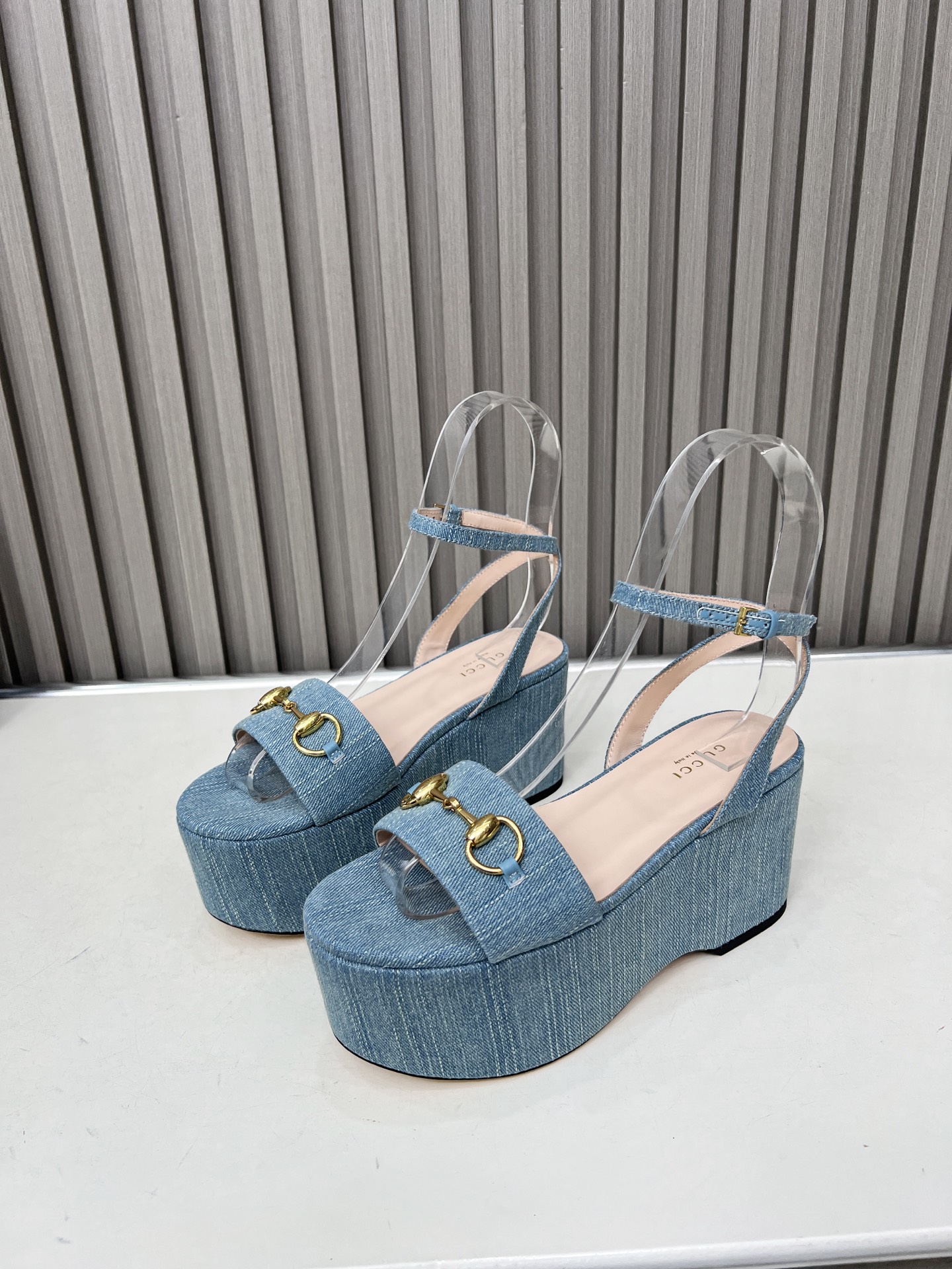 NO:406696,Retro style series G-home has always had the strength to lead the trend. This water platform height enhancement series is very high-end and comfortable. It is easy to make the leg lines beautiful, long legs artifact. Fabric G-home has high high-end denim inner and footbed imported sheepskin water platform height about 9Cm, large sole genuine leather (no bargaining, sandals, sandals, sheepskin19860909复古风系列 Ｇ家一直是在潮流中有着领航的实力 这款水台增高系列上脚是非常高级大气且舒适,轻而易举的变美腿部线条,大长腿神器哦 面料Ｇ家独有高档牛仔布 内里及垫脚进口羊皮 水台高约9Cm 大底真皮（不议价,凉鞋,sandals,sheepskin,Women's Shoes