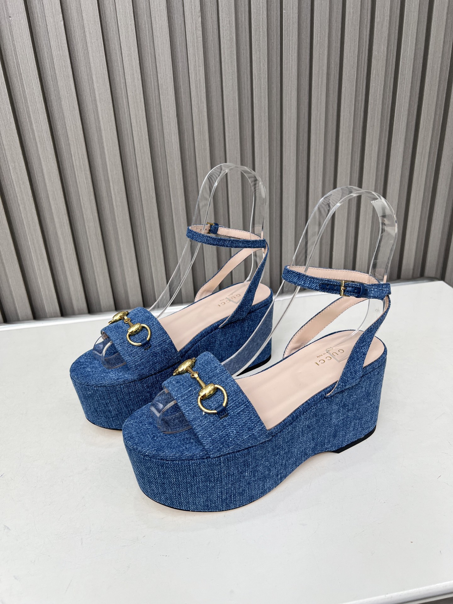 NO:406700,Retro style series G-home has always had the strength to lead the trend. This water platform height enhancement series is very high-end and comfortable. It is easy to make the leg lines beautiful, long legs artifact. Fabric G-home has high high-end denim inner and footbed imported sheepskin water platform height about 9Cm, large sole genuine leather (no bargaining, sandals, sandals, sheepskin19860909复古风系列 Ｇ家一直是在潮流中有着领航的实力 这款水台增高系列上脚是非常高级大气且舒适,轻而易举的变美腿部线条,大长腿神器哦 面料Ｇ家独有高档牛仔布 内里及垫脚进口羊皮 水台高约9Cm 大底真皮（不议价,凉鞋,sandals,sheepskin,Women's Shoes