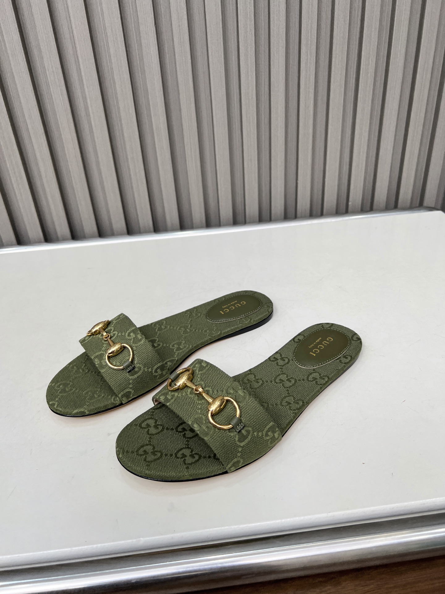 NO:406672,Another lazy style of GH brand elements is perfectly presented to everyone. Exclusive high-end denim fabric, inner sheepskin, footbed sheepskin, outsole 3A-level genuine leather, size 35-42 (customized by 40-42), slippers, slippers, sheepskin19860909Ｇ家品牌元素又一款慵懒风格完美呈现在众人面前 面料独家高定牛仔布 内里羊皮 垫脚羊皮 大底3A级真皮 码数35-42（40-42定制）,拖鞋,slippers,sheepskin,Women's Shoes
