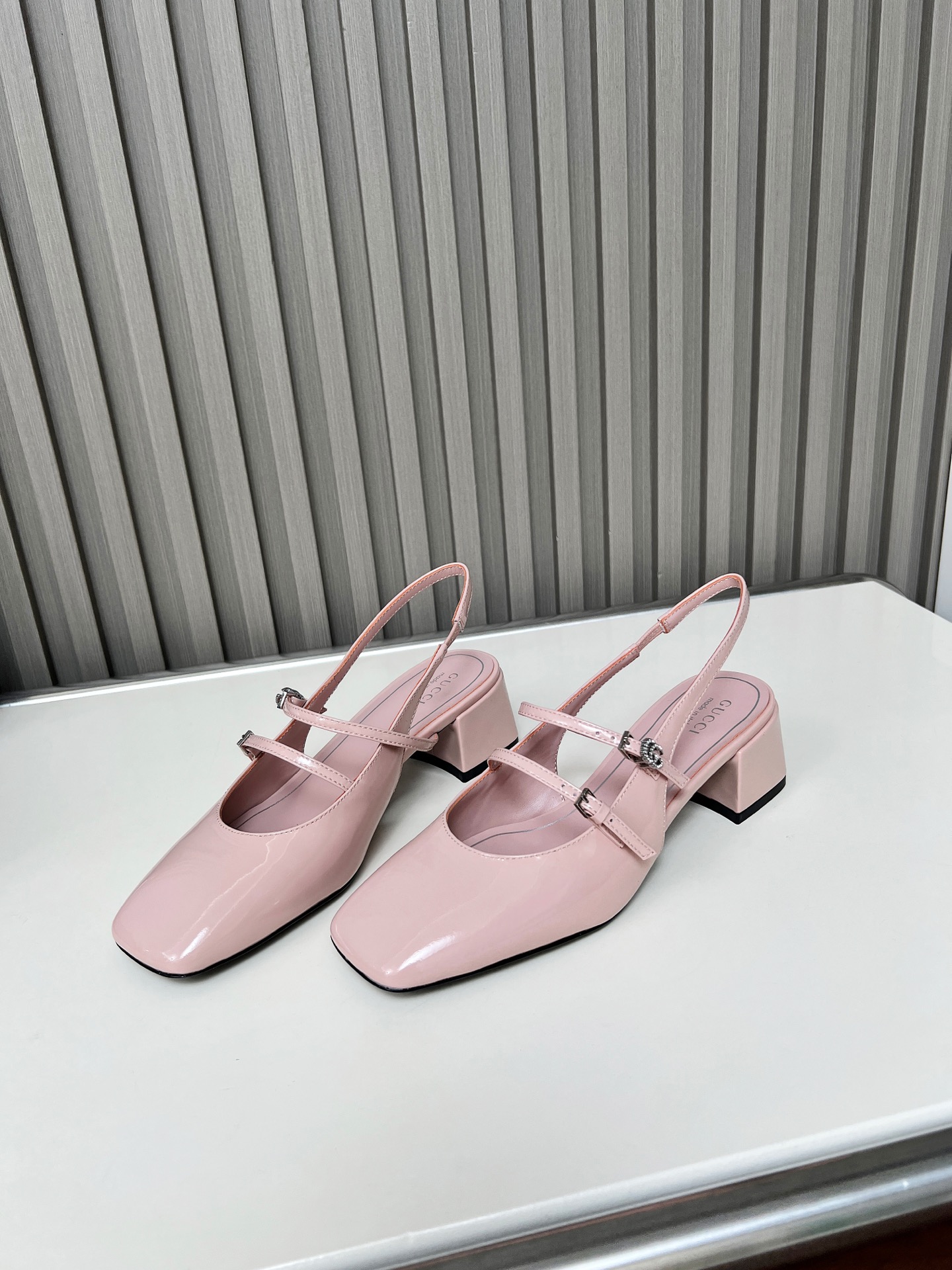 NO:871095,Another new season from G. The 1:1 reproduction lives up to everyone’s expectations. The overall design style exudes gentleness and elegance. The delicate feel of the toe makes the small thick heel also 'fairy'. The two adjustable fat and thin straps on the instep give it a more perfect interpretation of 'sexy'. The comfortable heel height and the new design are the best choice for fairies. Material: high-grade cow patent leather fabric, lambskin lining and foot pads. Heel height 4.5cm  Outsole genuine leather, size 35-42 (35, 40-42 customized) (no negotiation), sandals, sandals, sheepskin19860909Ｇ家新款又一季 1:1的复刻不枉大家的期待,整体设计风格透着温婉与优雅气质,鞋头的纤柔之感让小粗跟也“仙”的无与伦比脚背上的两根可调节胖瘦的小细带赋予了“性感”更完美的演绎舒适的跟高、全新的设计是仙女们不二之选 材质高档牛漆皮面料、小羊皮内里及垫脚 跟高4.5Cm 大底真皮 码数35-42（35、40-42定制）（不议价）,凉鞋,sandals,sheepskin,Women's Shoes