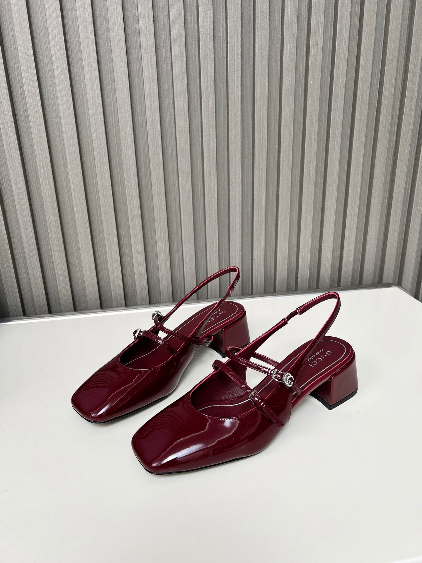 NO:871103,Another new season from G. The 1:1 reproduction lives up to everyone’s expectations. The overall design style exudes gentleness and elegance. The delicate feel of the toe makes the small thick heel also 'fairy'. The two adjustable fat and thin straps on the instep give it a more perfect interpretation of 'sexy'. The comfortable heel height and the new design are the best choice for fairies. Material: high-grade cow patent leather fabric, lambskin lining and foot pads. Heel height 4.5cm  Outsole genuine leather, size 35-42 (35, 40-42 customized) (no negotiation), sandals, sandals, sheepskin19860909Ｇ家新款又一季 1:1的复刻不枉大家的期待,整体设计风格透着温婉与优雅气质,鞋头的纤柔之感让小粗跟也“仙”的无与伦比脚背上的两根可调节胖瘦的小细带赋予了“性感”更完美的演绎舒适的跟高、全新的设计是仙女们不二之选 材质高档牛漆皮面料、小羊皮内里及垫脚 跟高4.5Cm 大底真皮 码数35-42（35、40-42定制）（不议价）,凉鞋,sandals,sheepskin,Women's Shoes
