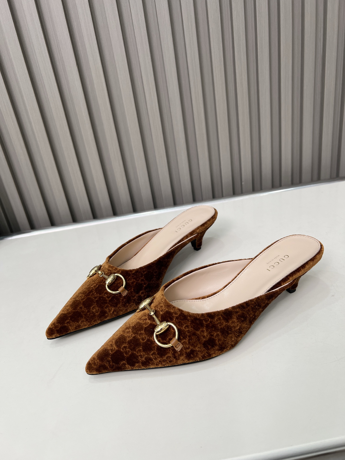 NO:669349,The G family's rare fashion has withstood the test of time. This series has continued from the change of fabrics two years ago to this season's short heel and half drag, a single product that is particularly slim and comfortable on the feet. The popular elements of 25-26 velvet will sweep across the entire fashion field. Fabric: Specific brand velvet, lining and padded sheepskin, heel, 4.5cm high, large sole, genuine leather size  Number 35-43 (35, 40-43 customized factory price (no negotiation), half-drag high heels, high heels, sheepskin19860909Ｇ家罕见的时尚耐住了时间的考验,这一系列从两年前面料的更替一直延续到这一季小矮跟半拖一款上脚特显纤瘦又十足舒适的单品随之而来,25-26天鹅绒的流行元素将会铺天盖地席卷整个时尚领域 面 料 特定品牌天鹅绒 内里及垫脚羊皮 跟 高4.5Cm 大 底真皮 码 数35-43（35、40-43定制 厂 价（不议价）,半拖高跟鞋,high heels,sheepskin,Women's Shoes