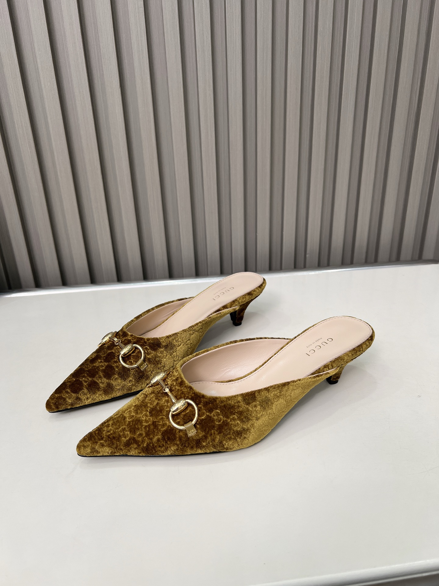 NO:669347,The G family's rare fashion has withstood the test of time. This series has continued from the change of fabrics two years ago to this season's short heel and half drag, a single product that is particularly slim and comfortable on the feet. The popular elements of 25-26 velvet will sweep across the entire fashion field. Fabric: Specific brand velvet, lining and padded sheepskin, heel, 4.5cm high, large sole, genuine leather size  Number 35-43 (35, 40-43 Customized factory price (no negotiation) Buy now, half-drag high heels, high heels, sheepskin19860909Ｇ家罕见的时尚耐住了时间的考验,这一系列从两年前面料的更替一直延续到这一季小矮跟半拖一款上脚特显纤瘦又十足舒适的单品随之而来,25-26天鹅绒的流行元素将会铺天盖地席卷整个时尚领域 面 料 特定品牌天鹅绒 内里及垫脚羊皮 跟 高4.5Cm 大 底真皮 码 数35-43（35、40-43定制 厂 价（不议价） 立即抢购,半拖高跟鞋,high heels,sheepskin,Women's Shoes