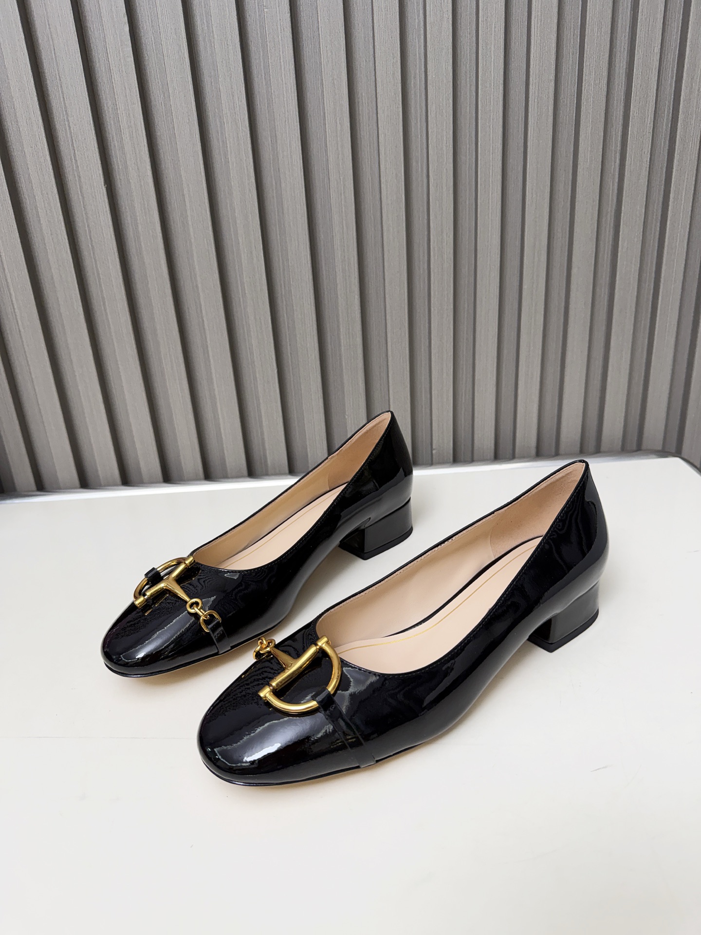 NO:669343,A very versatile golden brand buckle of beautiful shoes that elevates the entire class. The small thick heel is both casual and comfortable. It is eye-catching when paired with pants and skirts. The fabric is high-grade mirror patent leather. Sheepskin lining. The outsole is 3A grade genuine leather. The heel height is about 2.5cm. The size is 35-42 (35, 40, 41 and 42 are customized). High heels, single shoes, high heels, skirts, sheepskin19860909一款特百搭的美鞋金色品牌扣使得整个档次提升,小粗跟的休闲与舒适兼备,裤、裙搭配皆是养眼 面料高级镜面漆皮 内里羊皮 大底3A级真皮 跟高约2.5Cm 码数35-42（35、40、41 42定制）,高跟鞋单鞋,high heels,skirts,sheepskin,Women's Shoes