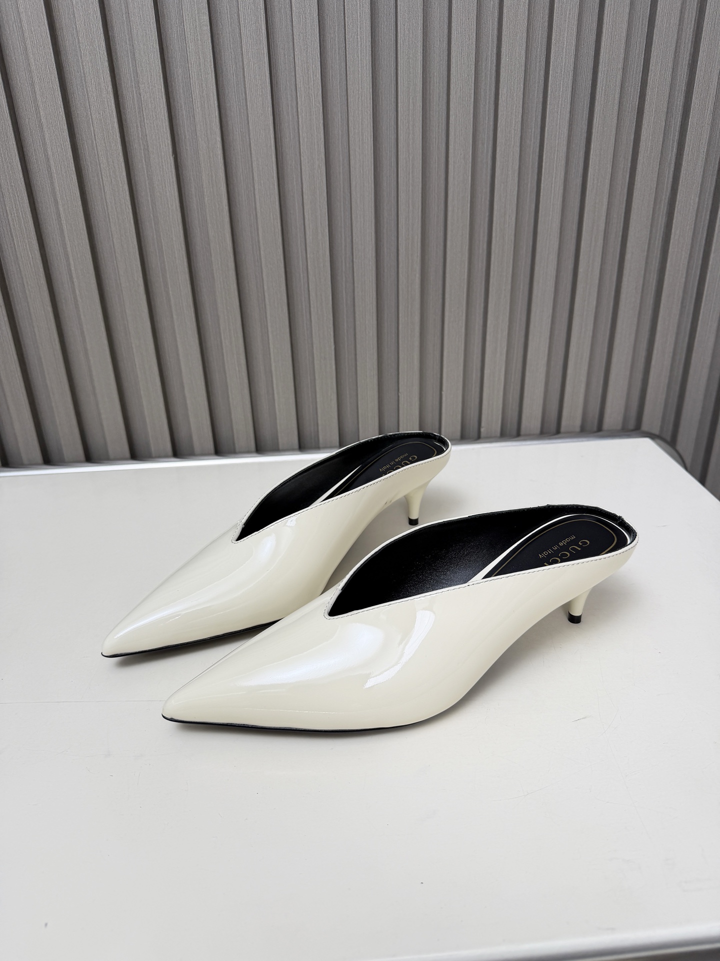NO:669354,The new product continues to be a fashionable and elegant shoe. The comfort and sophistication of a small stiletto are perfectly integrated. The upper is mirrored cowhide. The lining is delicate sheepskin. The heel height is 5.5cm. The painted heel. The outsole is genuine leather. Code number: 35-43 (customized 35, 40, 41, 42, 43) (no bargaining), semi-high heels, high heels, cowhide, sheepskin.19860909上新继续一款时尚显气质的美鞋,小细跟的舒适与精致完美融合 鞋面镜面牛皮 内里细腻羊皮 跟高5.5Cm烤漆跟 大底真皮 码数35-43（35、40、41、42、43定制）（不议价）,半拖高跟鞋,high heels,cowhide,sheepskin,Women's Shoes