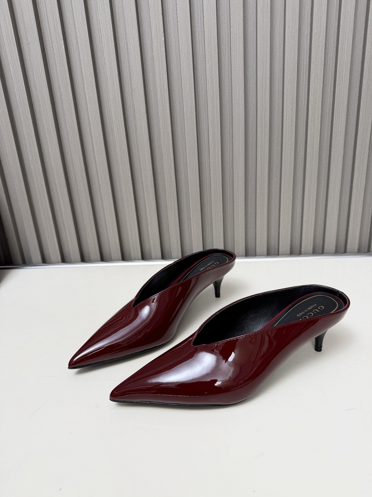 NO:669356,The new product continues to be a fashionable and elegant shoe. The comfort and sophistication of a small stiletto are perfectly integrated. The upper is mirrored cowhide. The lining is delicate sheepskin. The heel height is 5.5cm. The painted heel. The outsole is genuine leather. Code number: 35-43 (customized 35, 40, 41, 42, 43) (no bargaining), semi-high heels, high heels, cowhide, sheepskin.19860909上新继续一款时尚显气质的美鞋,小细跟的舒适与精致完美融合 鞋面镜面牛皮 内里细腻羊皮 跟高5.5Cm烤漆跟 大底真皮 码数35-43（35、40、41、42、43定制）（不议价）,半拖高跟鞋,high heels,cowhide,sheepskin,Women's Shoes