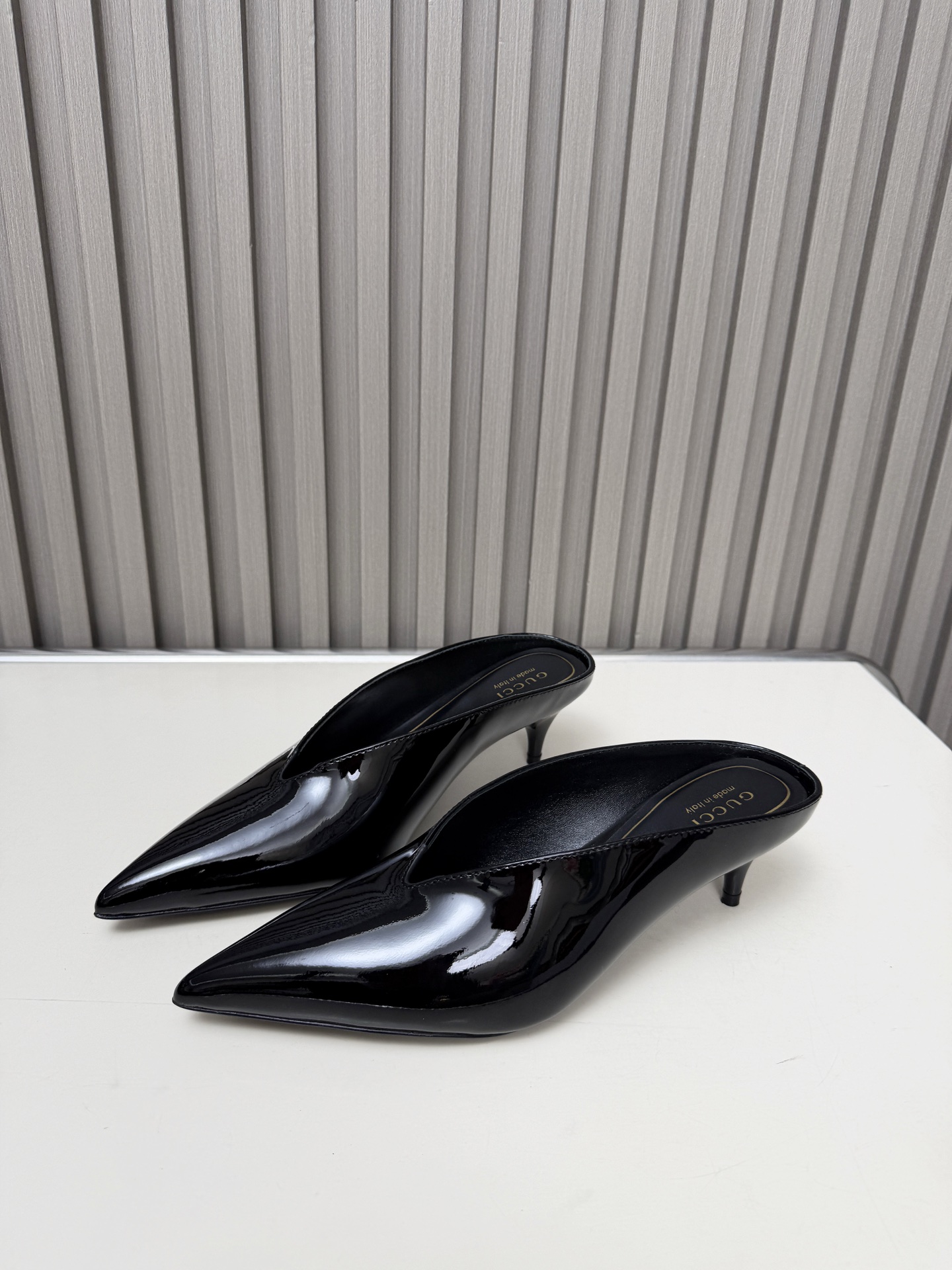 NO:669358,The new product continues to be a fashionable and elegant shoe. The comfort and sophistication of a small stiletto are perfectly integrated. The upper is mirrored cowhide. The lining is delicate sheepskin. The heel height is 5.5cm. The painted heel. The outsole is genuine leather. Code number: 35-43 (customized 35, 40, 41, 42, 43) (no bargaining), semi-high heels, high heels, cowhide, sheepskin.19860909上新继续一款时尚显气质的美鞋,小细跟的舒适与精致完美融合 鞋面镜面牛皮 内里细腻羊皮 跟高5.5Cm烤漆跟 大底真皮 码数35-43（35、40、41、42、43定制）（不议价）,半拖高跟鞋,high heels,cowhide,sheepskin,Women's Shoes