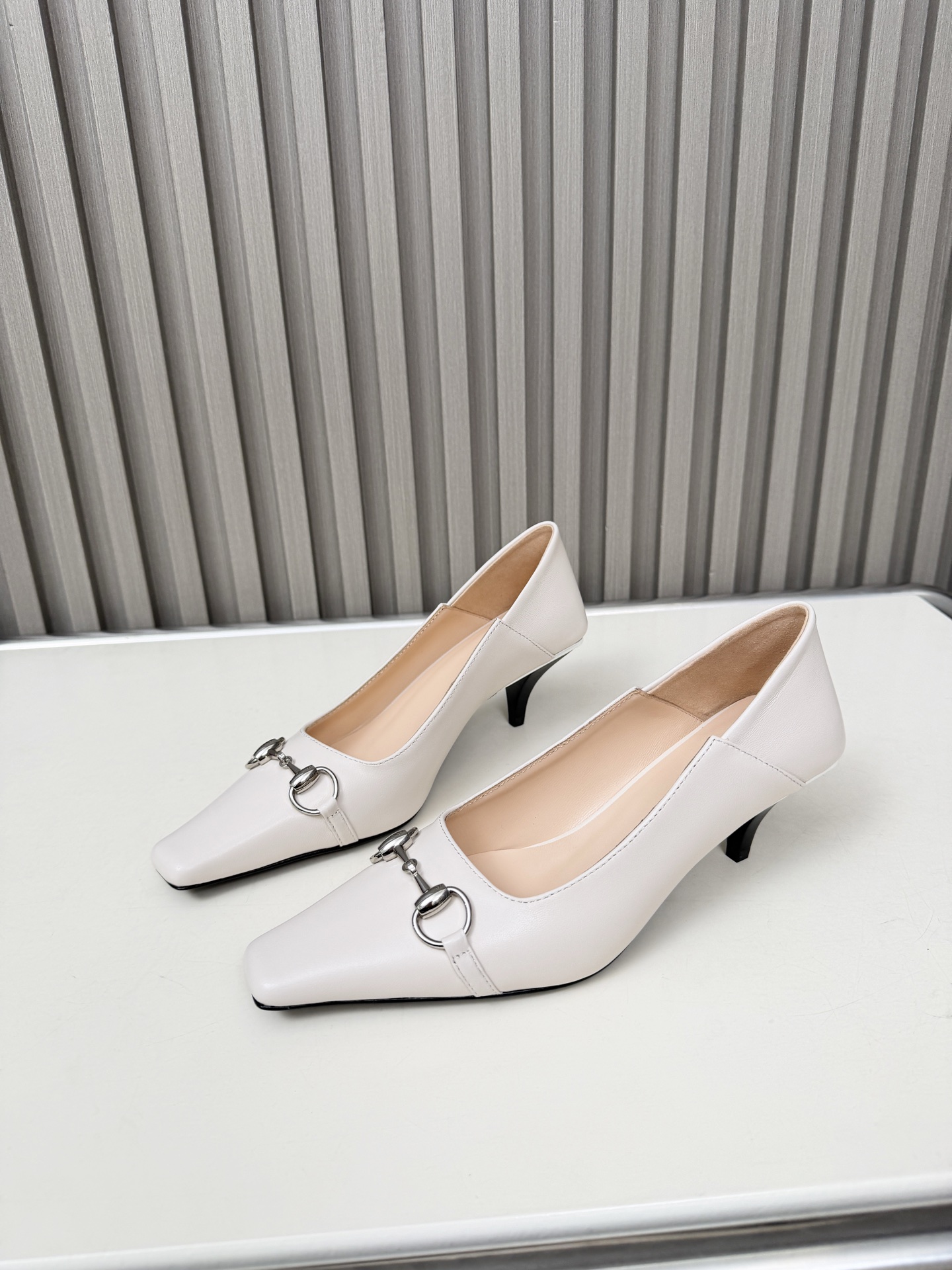 NO:670025,The 2026S G family spring model has new strength. The upper adopts the most classic iconic logo. The eye-catching feature is the soft sheepskin fabric at the heel that can be pressed and dragged casually. It is better to wear two pairs of shoes with trousers and skirts. There is no sense of incompatibility in any place. The high-quality layered leather square kitten heel with silver sequins adds to its unparalleled visual impact. Elegance and intellectuality are integrated with each other. This pair of shoes meets the various requirements of fairies. It is truly the best of the best.  The upper is made of premium sheepskin, the heel height is about 6Cm, the size is 35-42 (35, 40, 41, 42 customized), half-slip sandals, sandals, skirts, sheepskin198609092026S Ｇ家春款实力上新 鞋面采用最经典标志性Logo,吸睛之处在后跟处柔软的羊皮面料可随性压跟而拖,一鞋两穿更好搭配裤装和裙装,出入任何场所都毫无违和感哦高质量的层皮方形小猫跟配以银色亮片更显其无与伦比的视觉冲击力,优雅与知性相互融合,一对鞋满足了仙女们的种种要求,实属精品中的精品 鞋面特级羊皮 跟高约6Cm 码数35-42（35、40、41、42定制）,半拖凉鞋,sandals,skirts,sheepskin,Women's Shoes