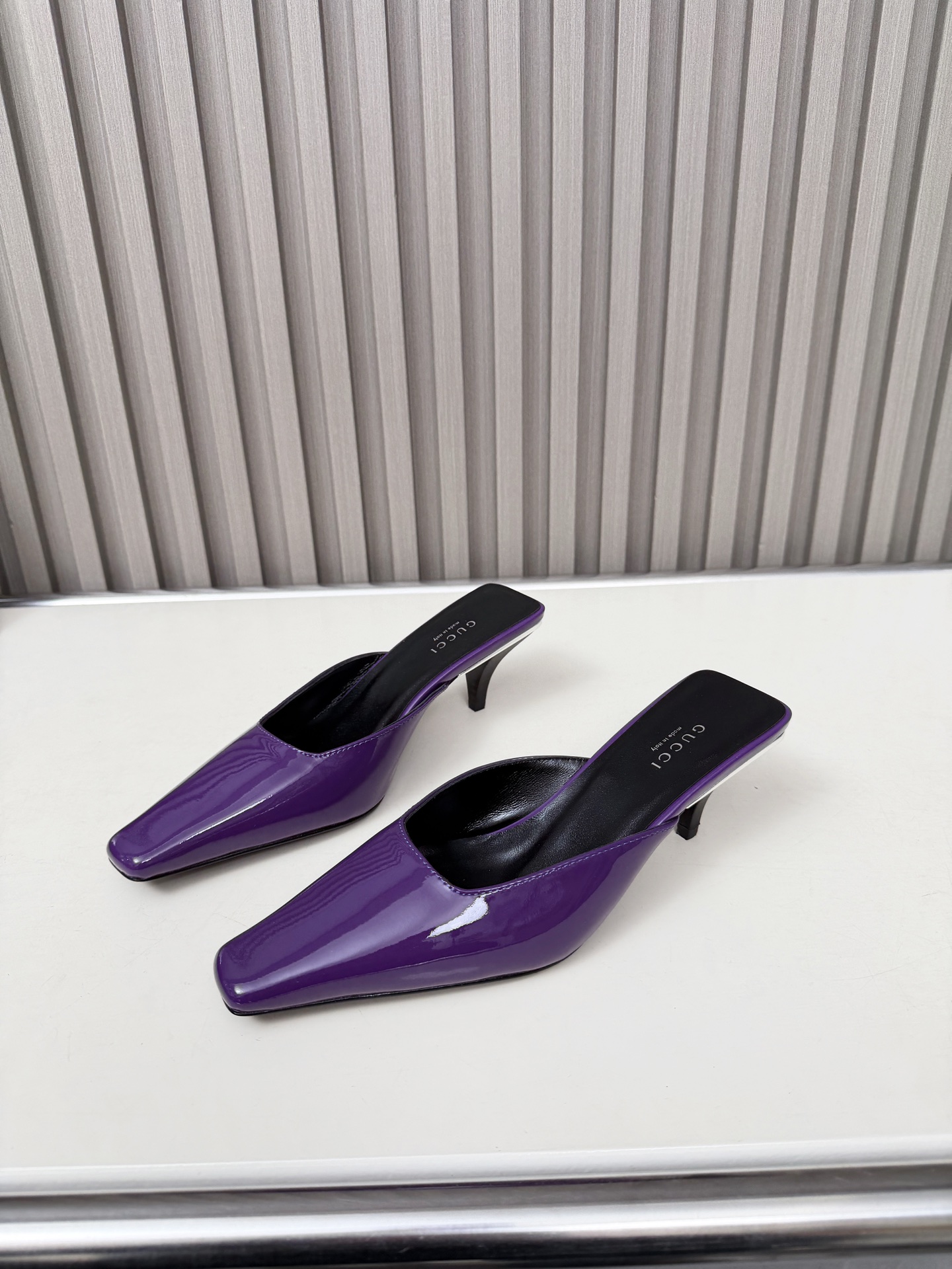 NO:670029,2026S G Jia spring model has new strength. A sexy little sandal is surprisingly on the shelves. The highlight of this series is the high-quality layered leather square kitten heel with silver sequins, which shows its unparalleled visual impact. Elegance and intellectuality are integrated. The upper is shiny leather. The heel height is about 6Cm. Size 35-42 (customized for 35, 40, 41, 42), half-slip sandals, sandals198609092026S Ｇ家春款实力上新 一款性感小凉鞋惊喜上架 这系列的亮点高质量的层皮方形小猫跟配以银色亮片更显其无与伦比的视觉冲击力,优雅与知性相互融合 鞋面亮面皮 跟高约6Cm 码数35-42（35、40、41、42定制）,半拖凉鞋,sandals,Women's Shoes