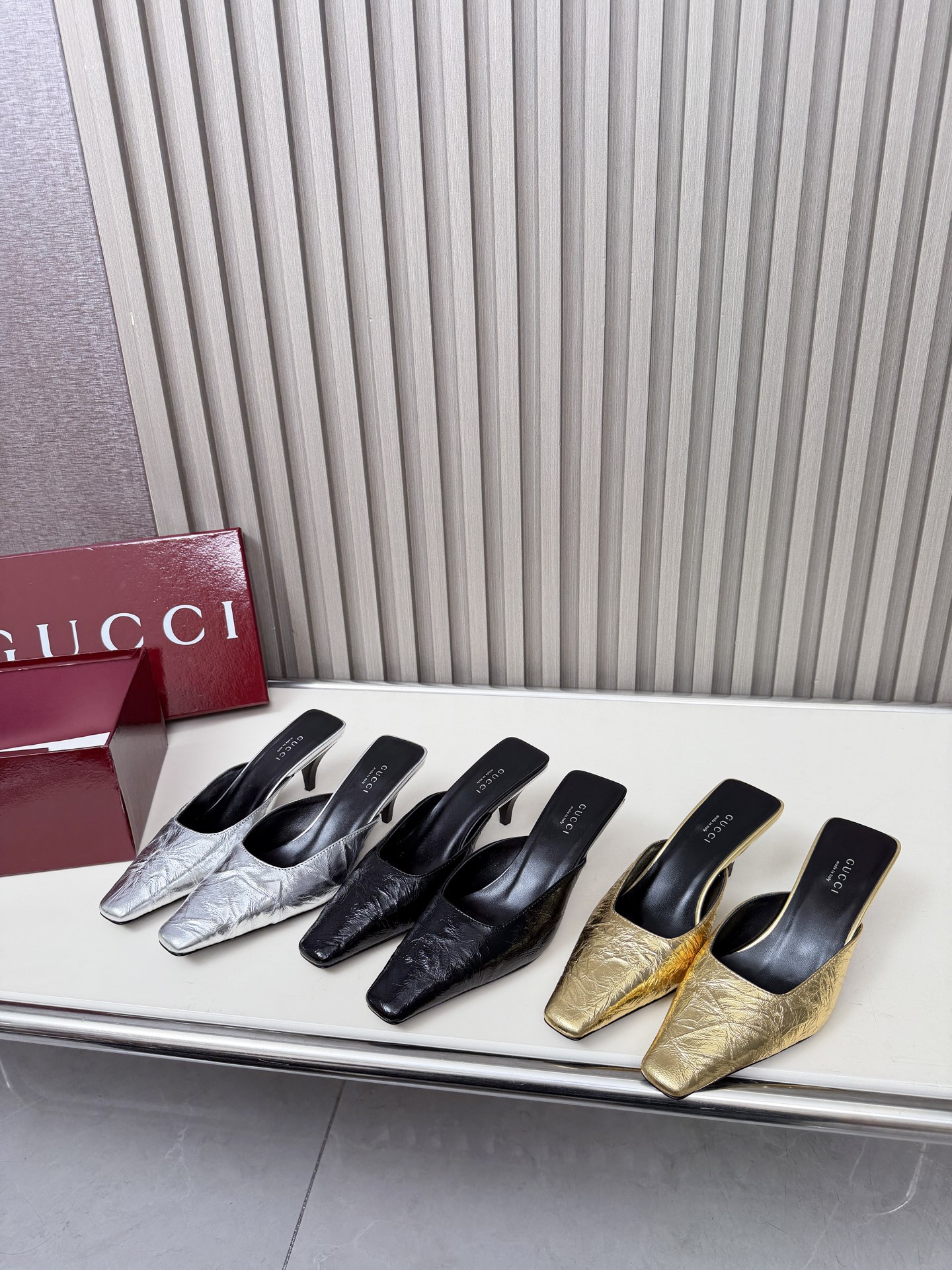 NO:670032,2026S G Jia spring model has a new strength. A sexy little sandal is surprisingly on the shelves. The highlight of this series is the high-quality layered leather square kitten heel with silver sequins, which shows its unparalleled visual impact. Elegance and intellectuality are integrated. The upper is hand-grabbed leather. The heel height is about 6Cm. Sizes 35-42 (customized for 35, 40, 41, 42), half-slip sandals, sandals198609092026S Ｇ家春款实力上新 一款性感小凉鞋惊喜上架 这系列的亮点高质量的层皮方形小猫跟配以银色亮片更显其无与伦比的视觉冲击力,优雅与知性相互融合 鞋面手抓皮 跟高约6Cm 码数35-42（35、40、41、42定制）,半拖凉鞋,sandals,Women's Shoes