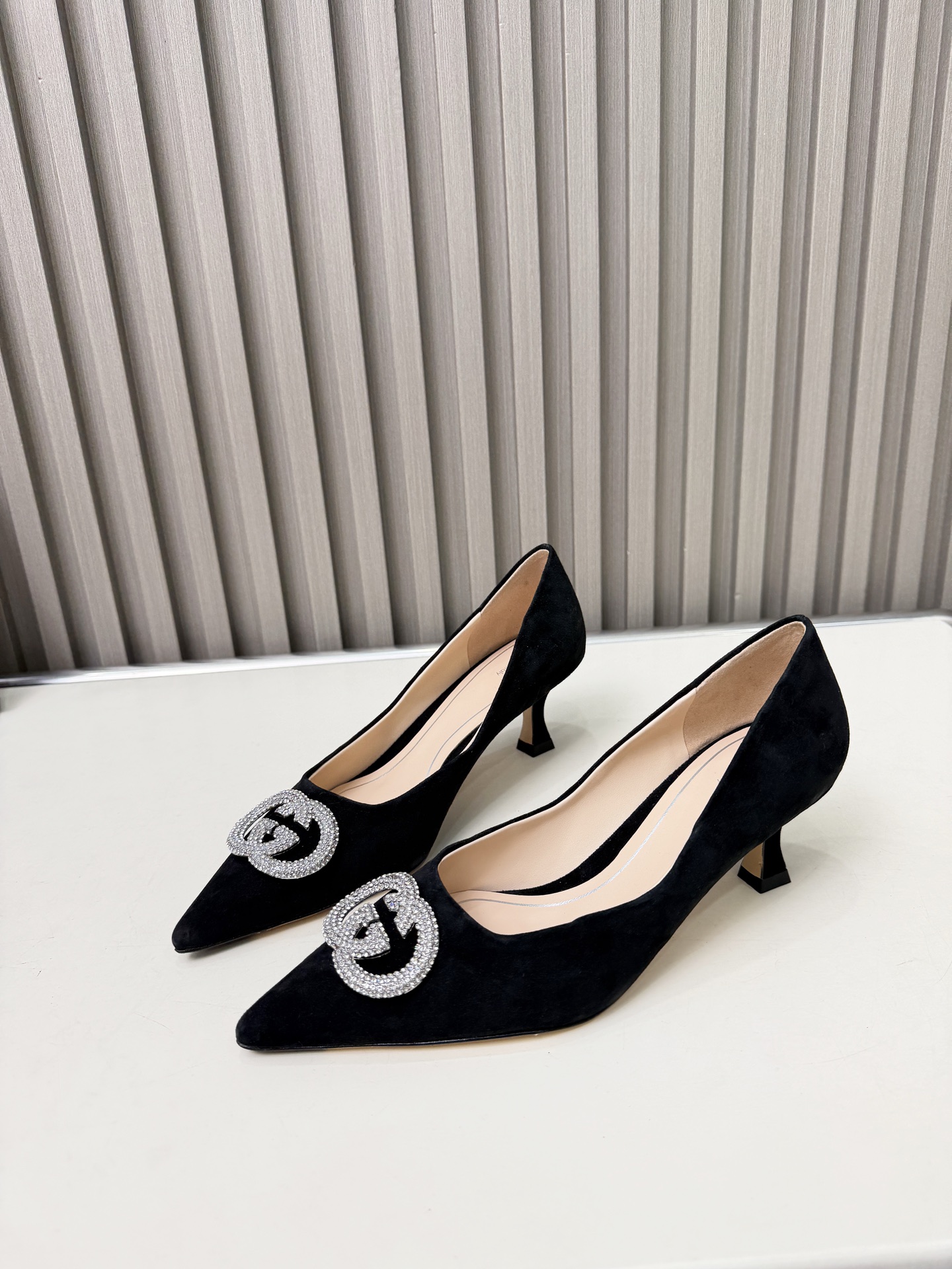 NO:693369,The 2026 spring models continue to be updated. The double G diamond buckle directly enhances the grade of this season. You can’t help but feel excited when you look at it. Compared with the 8.5 and the slightly shorter 5Cm, it is more commuting. The upper is special sheepskin and the heel is 5Cm high. The outsole is genuine leather. The size is 35-42 (customized for 35, 40, 41, 42), high heels, single shoes, high heels, sheepskin198609092026春款继续上新 双G钻扣直接提升这一季的档次,看着就忍不住心动吧相较于8.5跟稍矮一些的5Cm更为通勤, 鞋面特殊羊皮 跟高5Cm 大底真皮 码数35-42（35、40、41、42定制）,高跟鞋单鞋,high heels,sheepskin,Women's Shoes