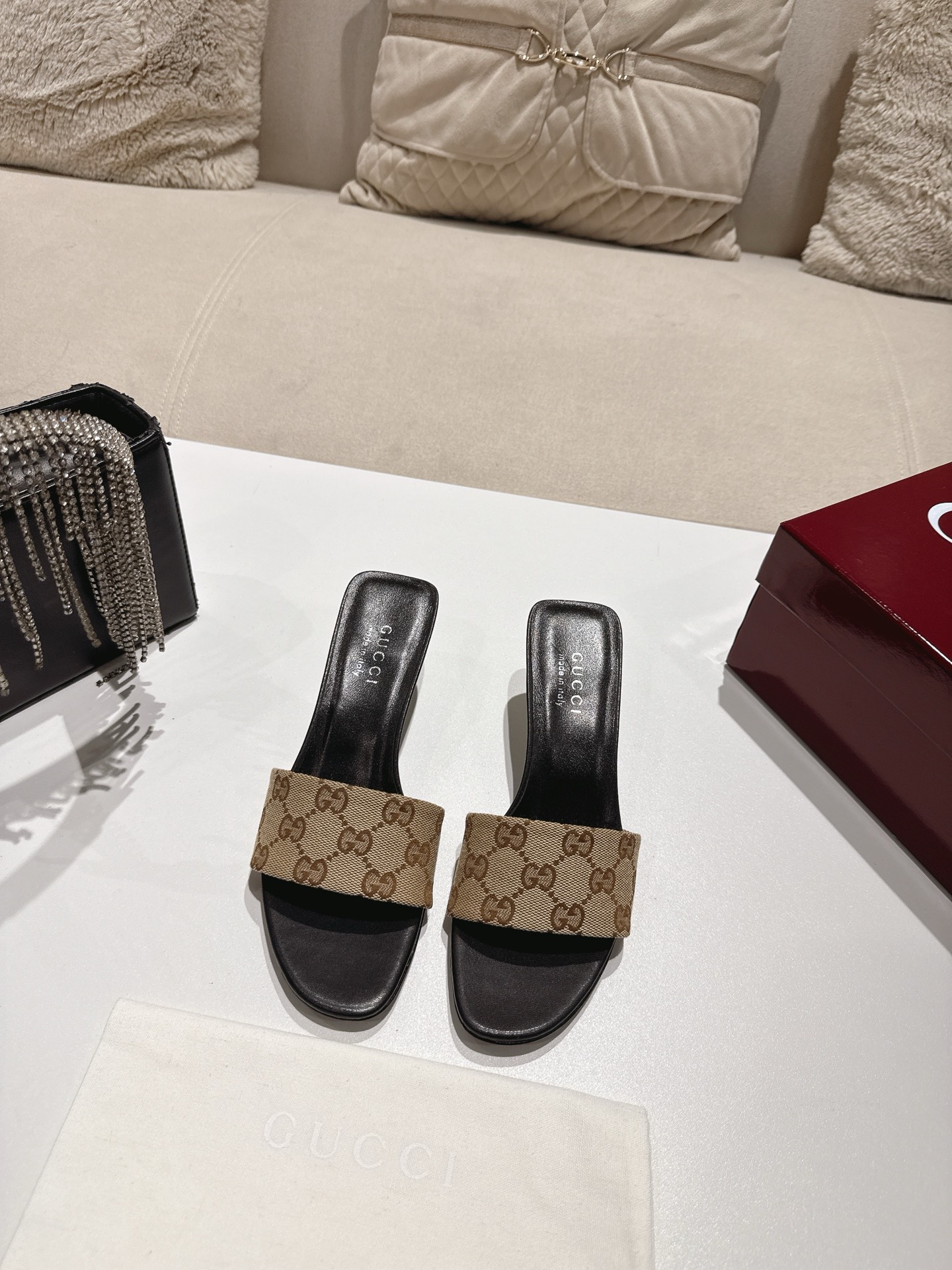 NO:871043,2026S G's summer model is a new and powerful product. The highlight is to keep up. Fashion and stability are the essence and soul of slippers. The upper is made of G's denim and sheepskin. The heel height is about 5.5Cm. The size is 35-42 (customized for 35, 40, 41, 42), high heels, gucci, high heels, slippers, sheepskin.198609092026S Ｇ家夏款实力上新精品 亮点在跟上彰显,时尚且稳适就是拖鞋的精髓、灵魂所在 鞋面特定G家牛仔布羊皮 跟高约5.5Cm 码数35-42（35、40、41、42定制）,高跟鞋,gucci,high heels,slippers,sheepskin,Women's Shoes