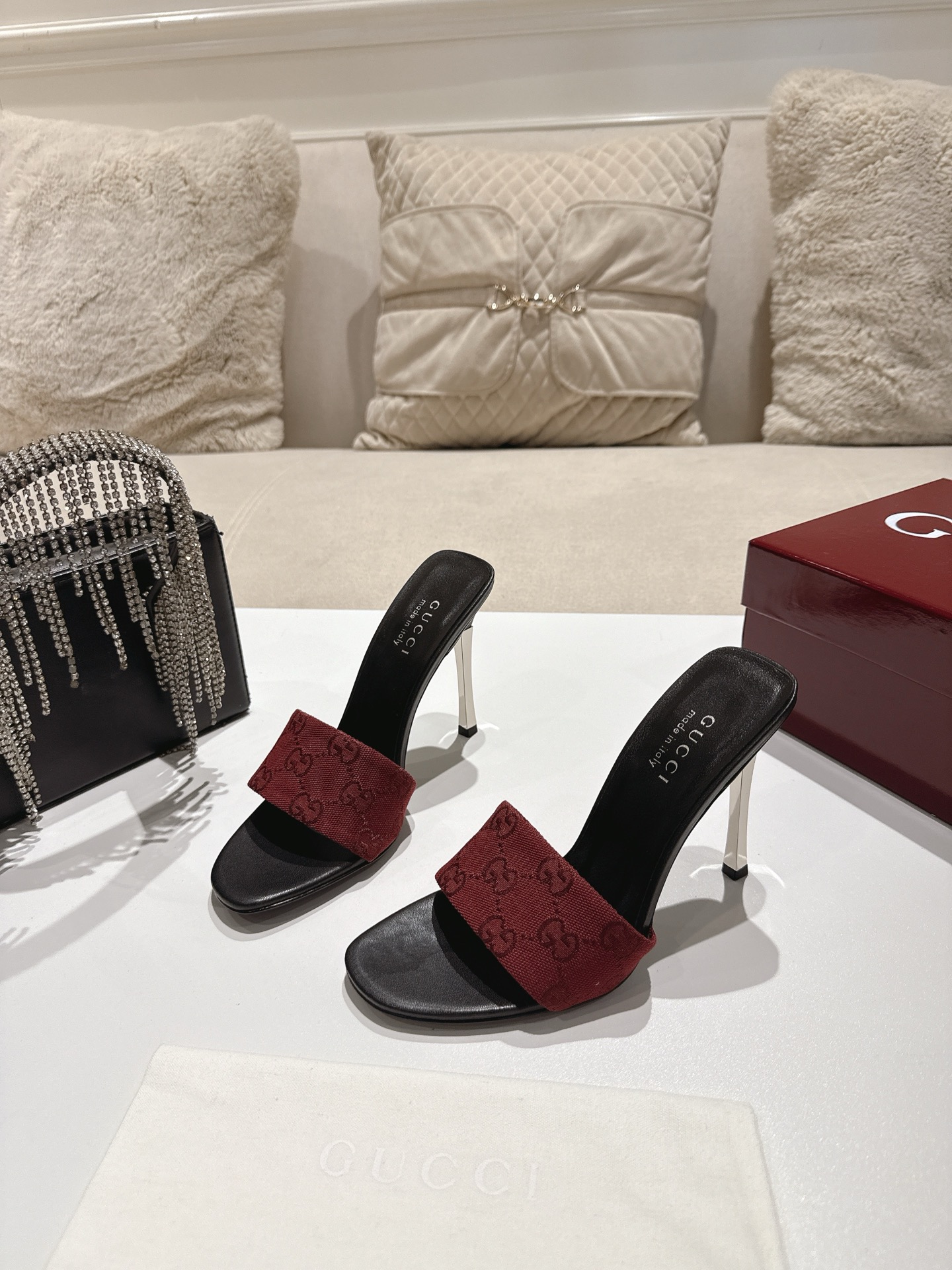 NO:871069,2026S G Family's new summer model, the most powerful and high-quality product. The highlight is to keep up. Fashion and stability are the essence and soul of slippers. The upper is G Family's specific denim. The heel height is about 11Cm. Size 35-42 (35, 40, 41, 42 customized), high heels, gucci, high heels, slippers.198609092026S Ｇ家夏款实力上新精品 亮点在跟上彰显,时尚且稳适就是拖鞋的精髓、灵魂所在 鞋面G家特定牛仔布 跟高约11Cm 码数35-42（35、40、41、42定制）,高跟鞋,gucci,high heels,slippers,Women's Shoes