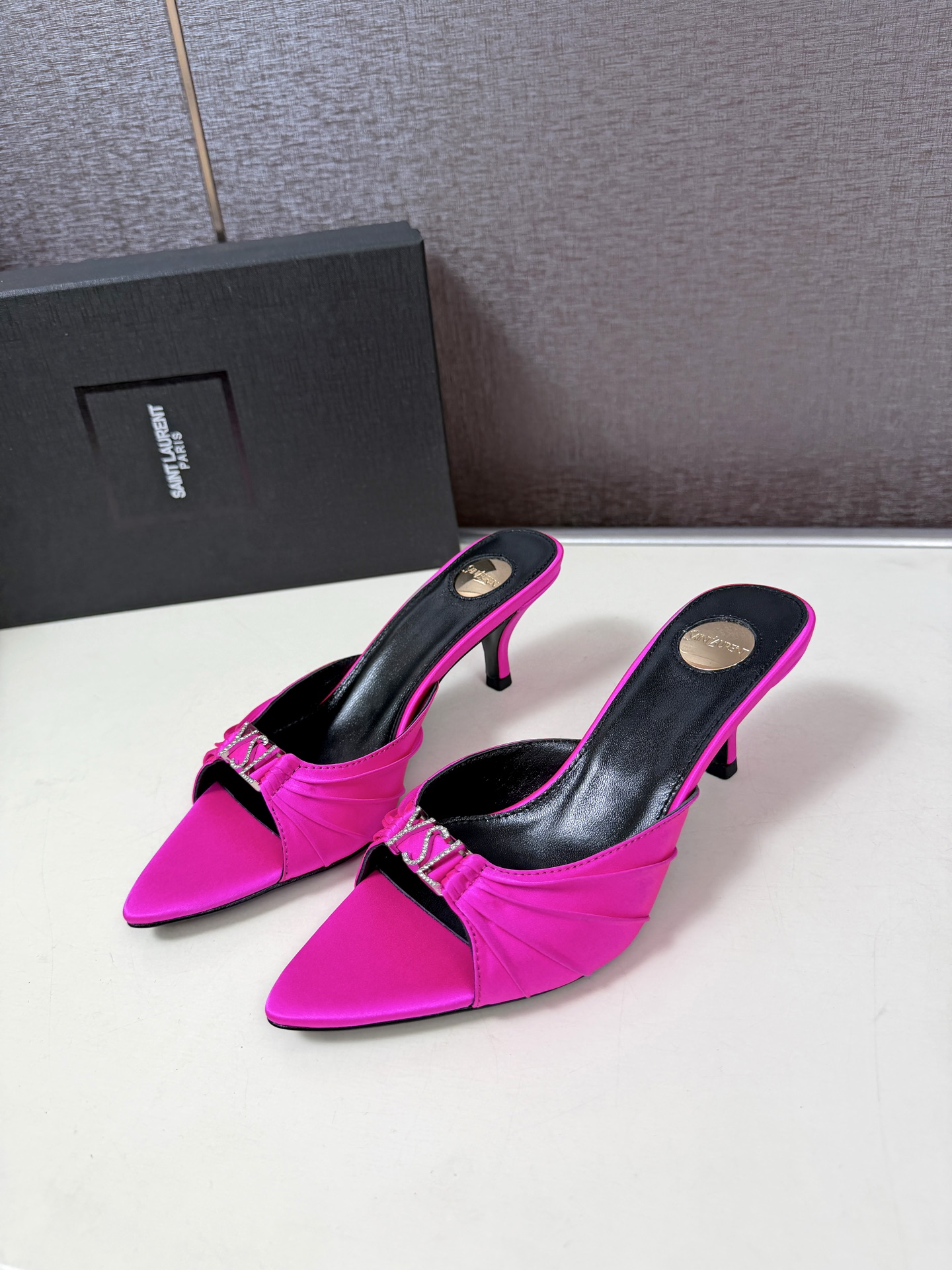 NO:871077,Saint Laurent 26SS Saint Laurent spring and summer new pointed toe stiletto sandals high-end version  YSL has its own summer high heels with a cool and elegant feel. This pair directly combines French sexiness and high-end texture. The design perfectly meets the aesthetic point of fashion stars. It is embellished with iconic brand elements and has low-key recognition. The pointed toe shoe shape and the pleated line design of the upper are not only lazy and sexy, but also elegant. Whether it is paired with a commuting outfit or a date dress, it can easily create a beautiful and sassy atmosphere.  It can be called an all-rounder in matching scenarios. It can be paired with suit pants or skirts for daily commuting, which is neat and elegant. Paired with dresses or wide-leg pants for dates, it will instantly enhance the sophistication and femininity. Silk upper, sheepskin lining, Italian leather outsole Heel height 6cm size35-42 (35404142 size customization is non-refundable), high heels, saint laurent, saint laurent, saint laurent, high heels, skirts, business  suit,sheepskin,real silk,Leather soles19860909Saint Laurent 26SS圣罗兰春夏新款尖头细跟凉拖 高端版本 YSL自带冷艳贵气感的夏日高跟款,这双直接把法式性感和高级质感拉满,设计上完美踩中了时髦星人的审美点,标志性的品牌元素点缀,自带低调的辨识度,尖头鞋型与鞋面褶皱线条设计既显慵懒性感、又不失优雅大气；不管是搭配通勤装还是约会裙装,都能轻松穿出又美又飒的氛围感. 搭配场景堪称万能选手,日常通勤搭配西装裤或半身裙,利落又有气场,约会搭配连衣裙或阔腿裤,瞬间提升精致度与女人味. 鞋面真丝,内里羊皮,意大利真皮大底 跟高6cm size35-42（35404142码定制不退换）,高跟鞋,saint laurent,saint laurent,saint laurent,high heels,skirts,business suit,sheepskin,real silk,Leather soles,Women's Shoes