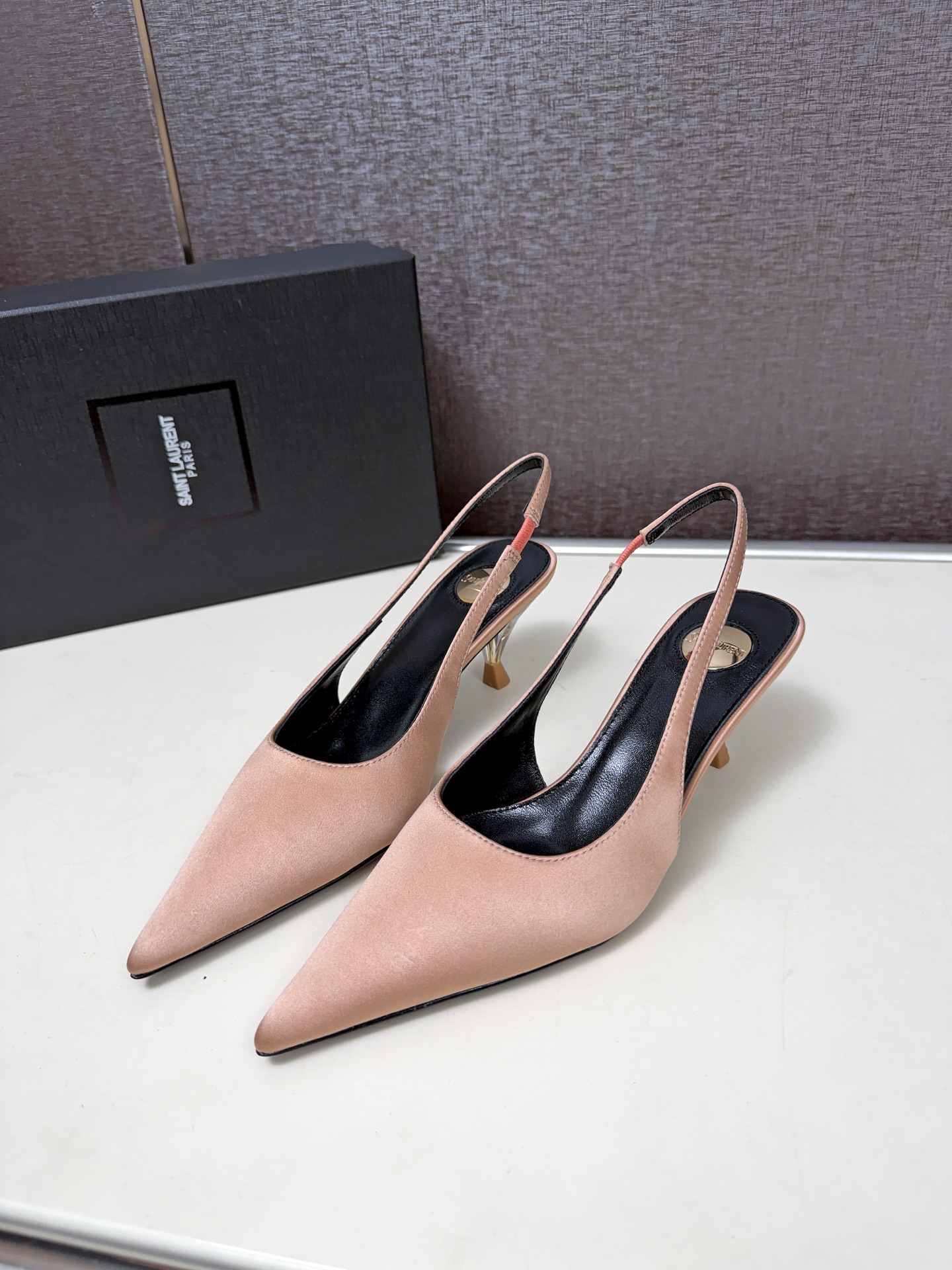 NO:871097,Saint Laurent 26SS Saint Laurent's new pointed toe stiletto sandals [Rose] [Rose] [Rose] High-end version YSL has always been a low-key entry with a sense of coolness and nobility. The transparent small high heels properly interpret the aura of elegance and sexiness. The matching scene can be called an all-rounder. Pair it with suit pants or skirts for daily commuting, which is neat and aura. Pair it with a dress or wide-leg pants on a date to instantly enhance sophistication and femininity. Silk upper, sheepskin lining, Italian leather outsole  Heel height 6cm size 35-42 (35404142 size customization is not returnable), high heels, saint laurent, saint laurent, saint laurent, sandals, high heels, skirts, business suit, sheepskin, real silk, Leather soles19860909Saint Laurent 26SS圣罗兰新款尖头细跟凉鞋[玫瑰][玫瑰][玫瑰]高端版本 YSL从来都是以自带冷艳贵气感低调入场透明小高跟妥妥演绎优雅与性感并存的气场 搭配场景堪称万能选手,日常通勤搭配西装裤或半身裙,利落又有气场,约会搭配连衣裙或阔腿裤,瞬间提升精致度与女人味. 鞋面真丝,内里羊皮,意大利真皮大底 跟高6cm size35-42（35404142码定制不退换）,高跟鞋,saint laurent,saint laurent,saint laurent,sandals,high heels,skirts,business suit,sheepskin,real silk,Leather soles,Women's Shoes