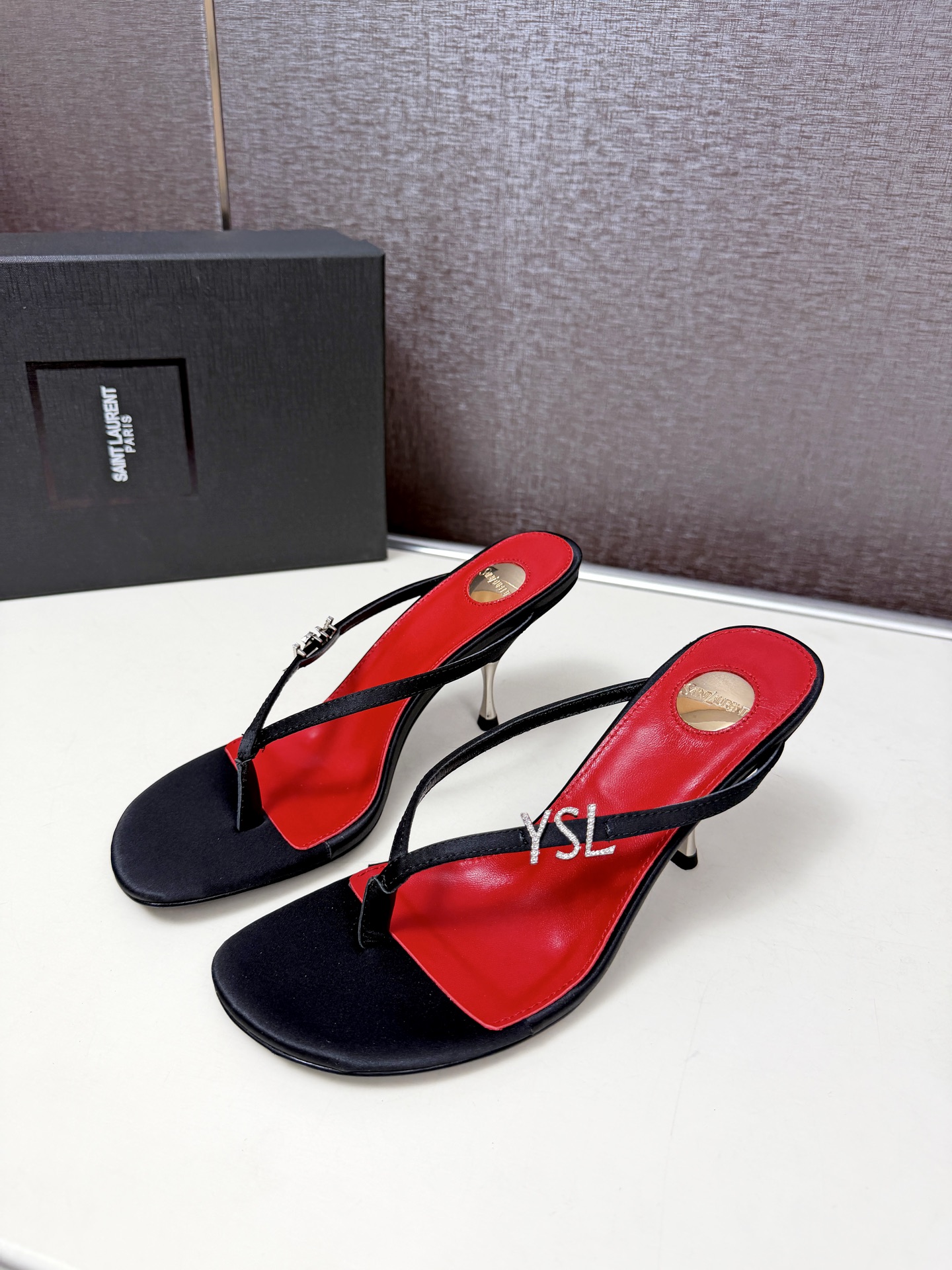 NO:871129,Saint Laurent 26SS Saint Laurent new pointed toe stiletto sandals [Rose] [Rose] [Rose] High-end version Flip-flops can also be beautiful. High-end color matching, matching logo, and perfect heel shape are really stunning. Heel height 8cm size35-42 (35404142 size customization is not returnable), high heels, saint laurent, saint laurent, sandals, high heels19860909Saint Laurent 26SS圣罗兰新款尖头细跟凉鞋[玫瑰][玫瑰][玫瑰]高端版本 人字拖也能美出天际 高端配色、logo相称、跟形完美着实惊艳无边 跟高8cm size35-42（35404142码定制不退换）,高跟鞋,saint laurent,saint laurent,sandals,high heels,Women's Shoes