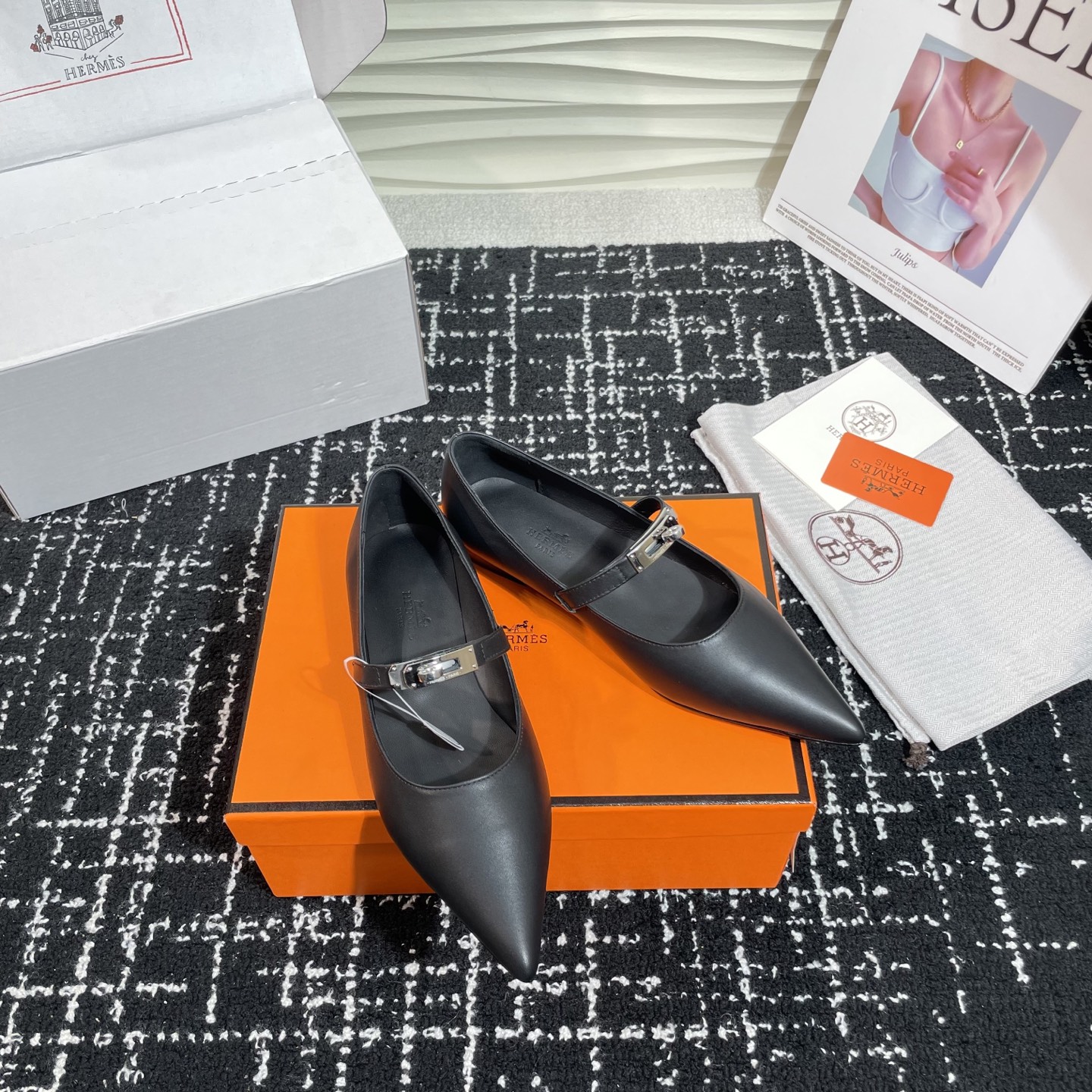 NO:221520,Purchase grade (official website synchronous box packaging) Hermes 25ss Spring and summer latest kelly buckle pointed cat heel fashion shoes Cabinet is super difficult to match with classic pointed-toe fittings Majia hardware buckles Super versatile and stylish on the feet, many celebrities and internet celebrities are essential for spring and summer, free and comfortable and high-end feeling, super comfortable and unscrewed feet, imported calfskin/imported suede, mixed-bred sheepskin Italian leather injection molded outsole Steel mold Keiiy market iron buckle Heel high flat sole/3cm Size#35-41 (40 41 42 customized non-return and exchange), single shoes, hermes, hermes, cowhide, sheepskin, chamois leather19860909代购级（官网同步盒包装） Hermes爱马仕 25ss 春夏最新kelly扣尖头猫跟时装鞋 柜柜超难配货 经典的尖头版型 搭配极具辨识度的马家五金扣 上脚超级百搭好看时髦 超多明星网红种草 春夏必备 随意舒适高级感 上脚超级舒适不勒脚 鞋面进口小牛皮/进口麂皮 混种羊皮里 意大利真皮注塑大底 钢模Keiiy扣非市场铁扣 跟高平底/3cm Size#35-41（40 41 42定做不退换）,单鞋,hermes,hermes,cowhide,sheepskin,chamois leather,Women's Shoes