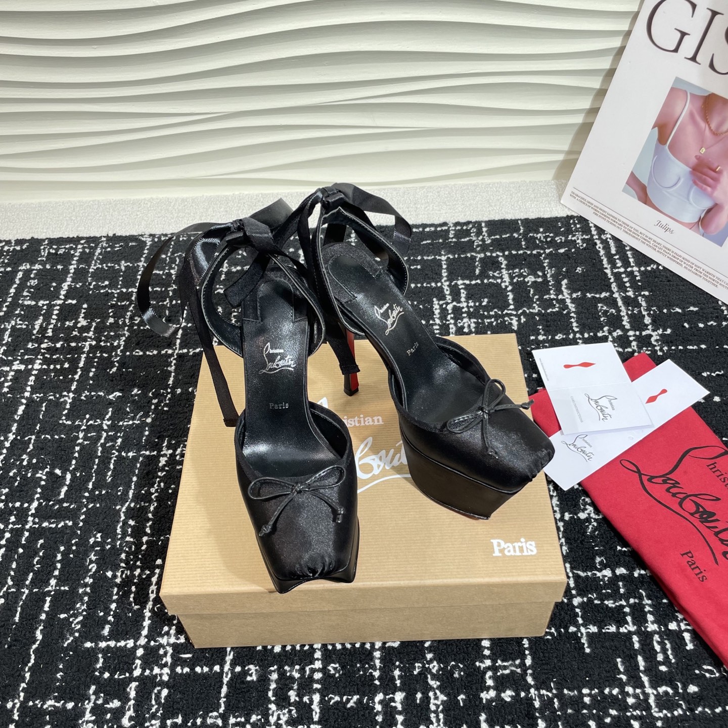 NO:221528,2025 Spring and Summer New Fashion Show Ballet Bow High Heel Sandals CL Red Sole Forever 25 Latest Style Where to put it is ordinary, it’s amazing when you put it on! It makes many people obsessed with wordsless sexy, shiny rhinestones, and fairy-like fairy, who can refuse a pair of romantic and atmosphere high heels! Upper: imported silk Inner: sheepskin Outsole: leather outsole Heel height: 16cm Water platform 6cm Size: 35~39 (40.41.42 Customized without return or replacement), ballet shoes, christian louboutin, sandals, high heels, sheepskin, real silk, Leather soles198609092025春夏新款时装走秀芭蕾蝴蝶结高跟凉鞋 CL红底永远的 25最新款 放在哪里平平无奇,一上脚绝了!的让很多人痴迷,无言的性感,亮闪闪的水钻妥妥的仙女本仙,谁能拒绝一双浪漫又有氛围感的高跟鞋! 鞋面:进口真丝 内里:羊皮 大底:真皮大底 跟高:16cm 水台6cm 码数: 35~39(40.41.42定做不退不换),芭蕾舞鞋,christian louboutin,sandals,high heels,sheepskin,real silk,Leather soles,Women's Shoes