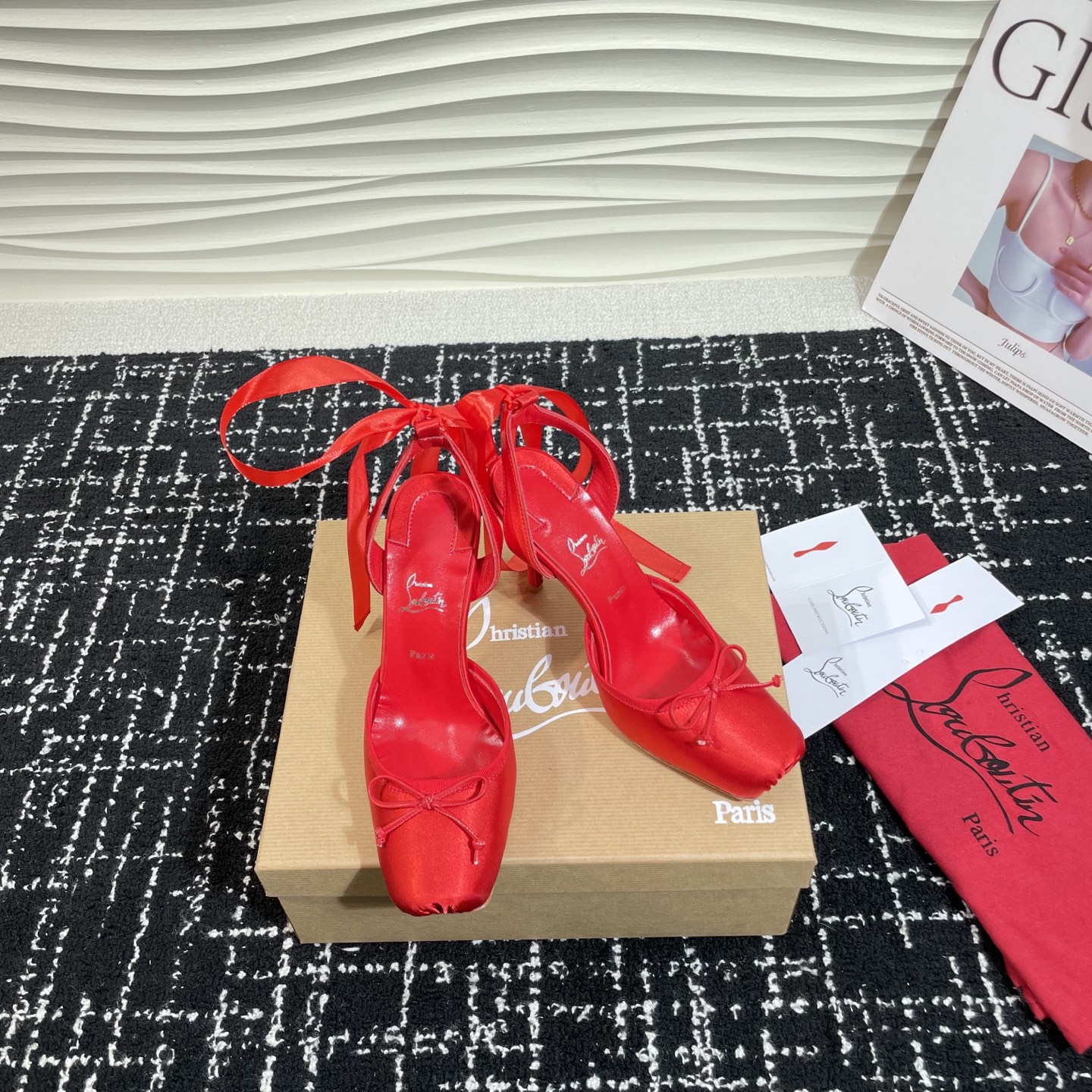 NO:221533,2025 Spring and Summer New Fashion Show Ballet Bow High Heel Sandals CL Red Sole Forever 25 Latest Style Where to put it is ordinary, it’s amazing when you put it on! It makes many people obsessed with wordsless sexy, shiny rhinestones, and fairy fairy, who can refuse a pair of romantic and atmosphere high heels! Upper: imported silk Inner: sheepskin Outsole: leather outsole Heel height: 11cm Size: 35~39 (34.40.41.42 Customized without return or replacement), ballet shoes, christian louboutin, sandals, high heels, sheepskin, real silk, Leather soles198609092025春夏新款时装走秀芭蕾蝴蝶结高跟凉鞋 CL红底永远的 25最新款 放在哪里平平无奇,一上脚绝了!的让很多人痴迷,无言的性感,亮闪闪的水钻妥妥的仙女本仙,谁能拒绝一双浪漫又有氛围感的高跟鞋! 鞋面:进口真丝 内里:羊皮 大底:真皮大底 跟高:11cm 码数: 35~39(34.40.41.42定做不退不换),芭蕾舞鞋,christian louboutin,sandals,high heels,sheepskin,real silk,Leather soles,Women's Shoes