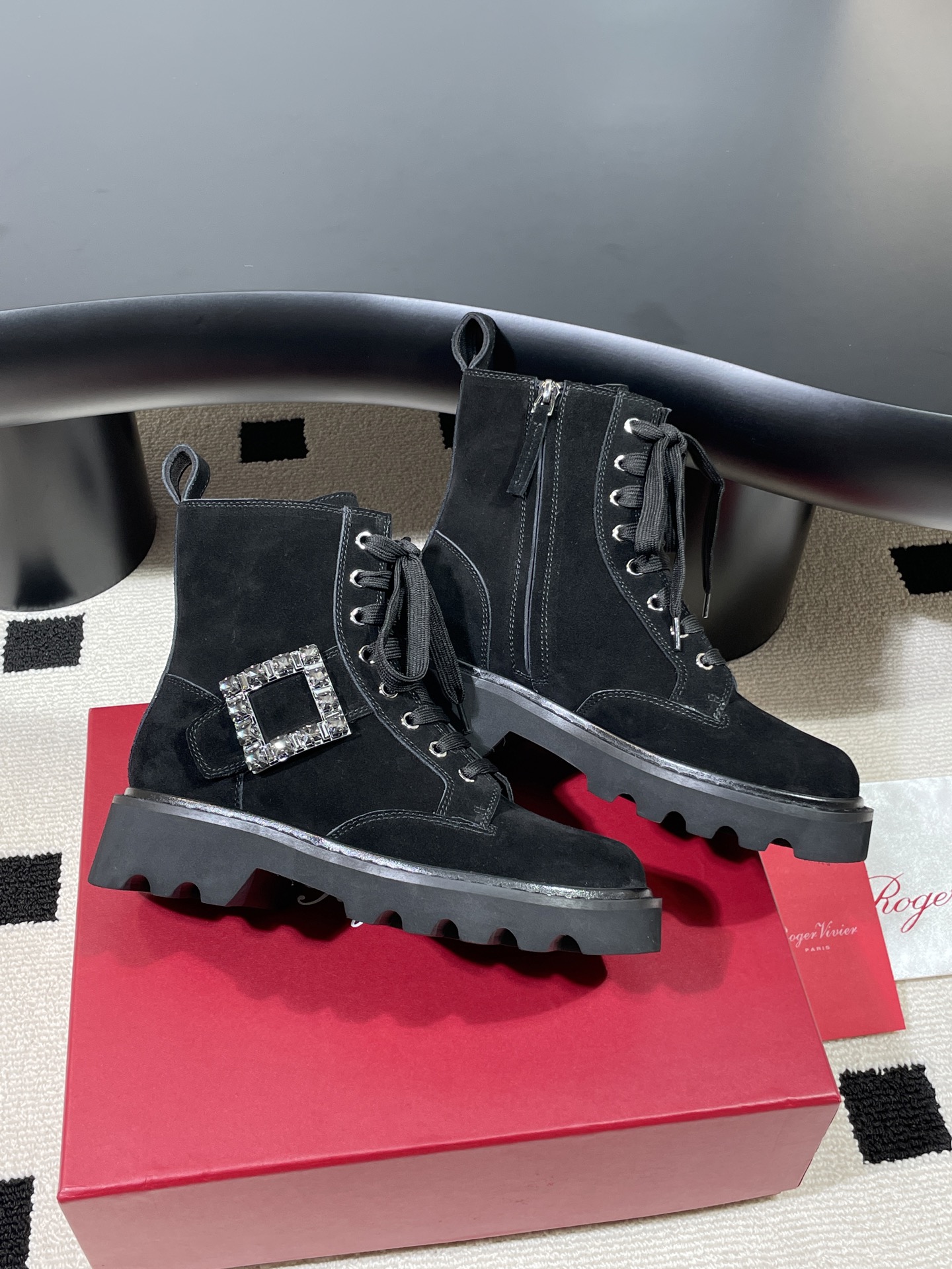 Roger Vivier Martin Laarzen met Kristallen Gesp - Stijlvol & Comfortabel