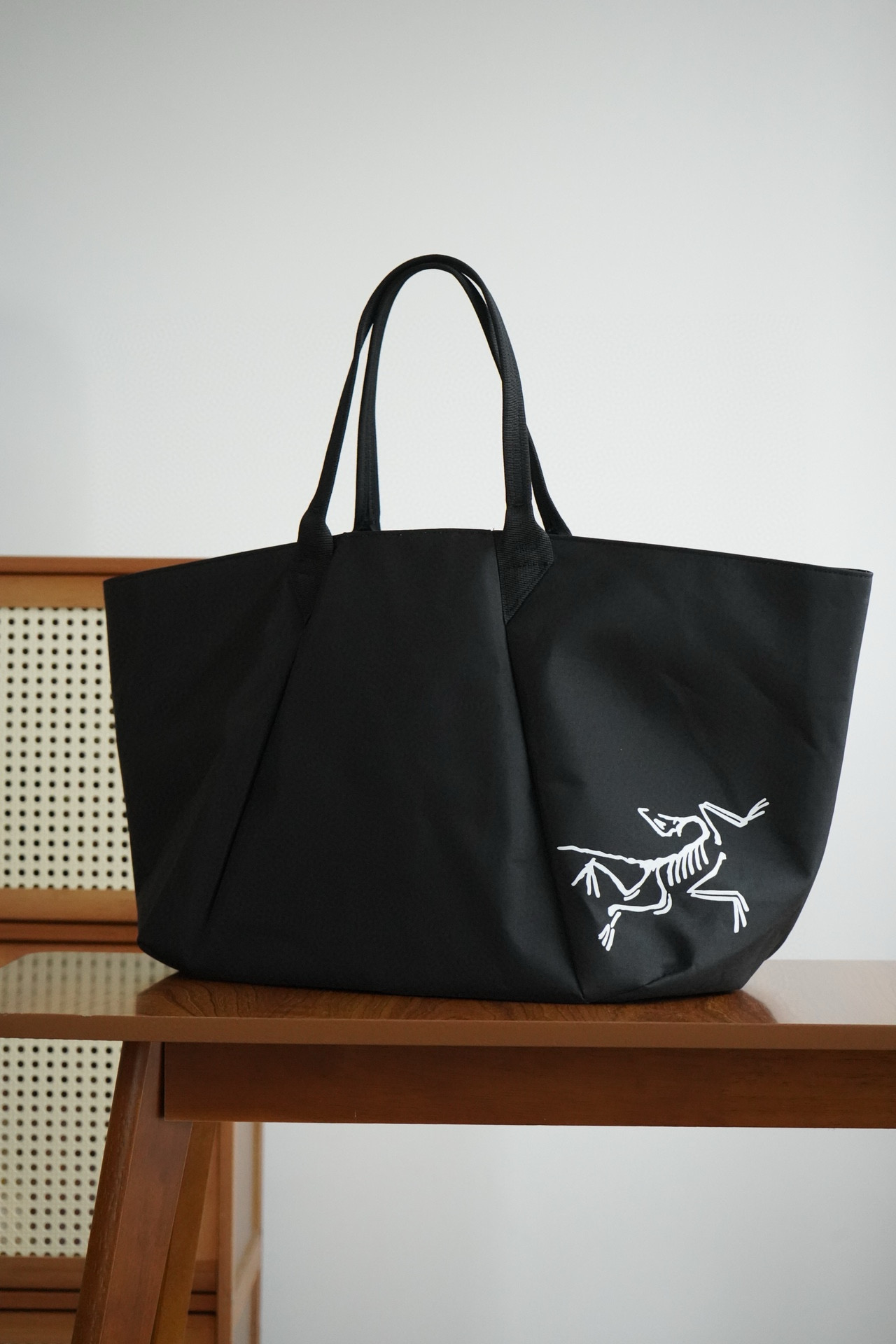 始祖鸟大托特包 尺寸:65×36×38CM Arcteryx始祖鸟 CARRIER 45 野外徒步防水多用途 尼龙 托特包Tote包购物袋手提包 男女同款情侣款 【🦅始祖鸟CARRIER 45多功能托特包|户外收纳终极解决方案】 🔥 一包征服全场景 ✔️ 军用级防撕裂尼龙+TPU压胶涂层——暴雨/沙暴全防御 ✔️ 可拆卸内部分区——雪板/攀岩绳/脏装备智能隔离 ✔️ 3秒取物设计——白色内衬+顶部开口,黑暗环境快速定位 🌪️ 暴力测试认证 ▫️ 机场托运级耐磨 ▫️ 可直接冲洗去污 👫 Urban Outdoor生活方式 「晨间健身房」→「周末雪山」→「超市采购」无缝切换 #始祖鸟收纳大师 #一包走天下 #户外极简主义 💡 户外老鸟说: "用过它之后 其他包都像临时塑料袋"