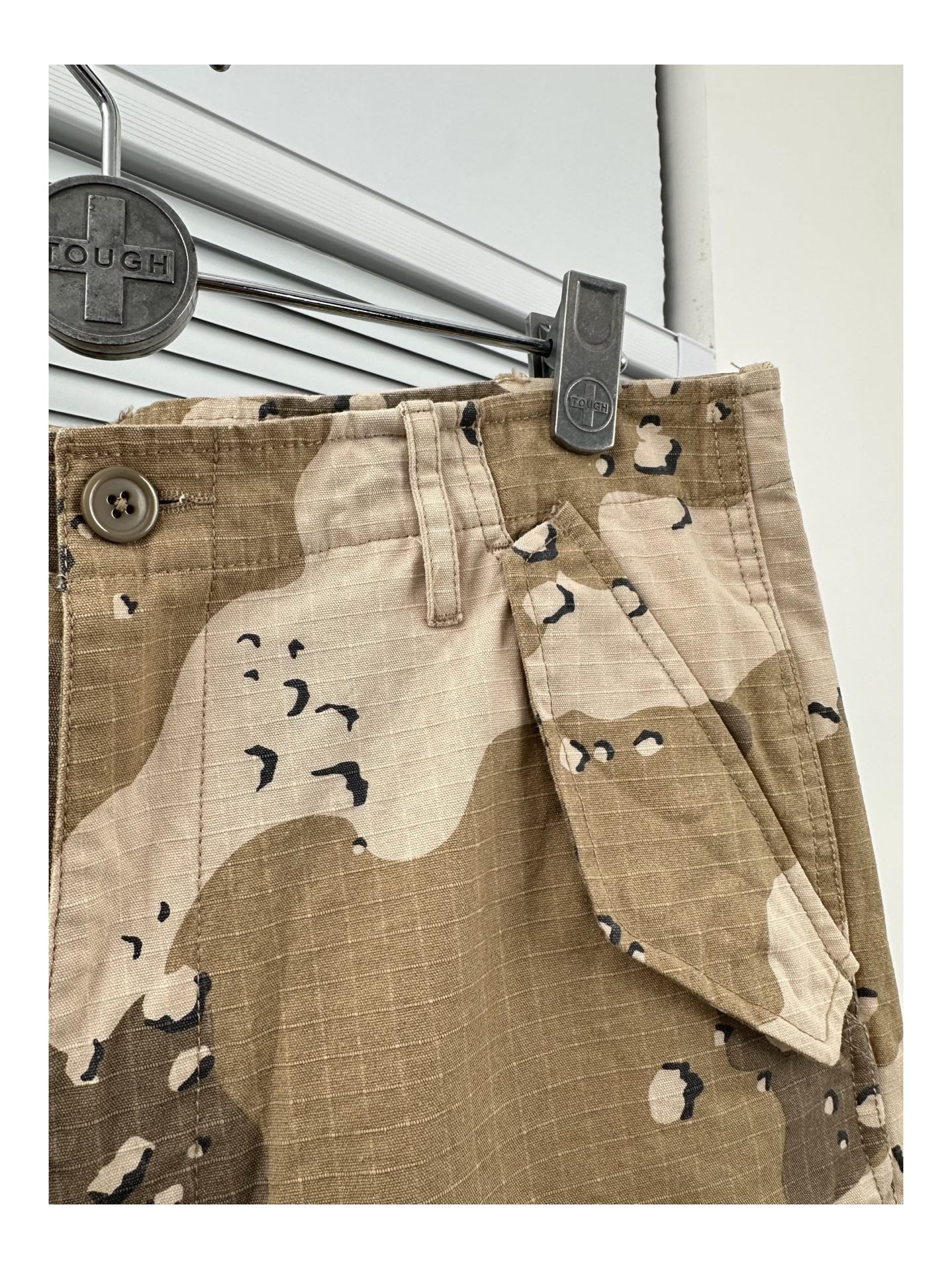 同图不同版，冲🐮货，随意对比 💰295 Stussy沙漠迷彩工装裤  28-34（等于S-XL）
现货 Stussy 24FW Military Cargo Pant Ripsto 多口袋迷彩工装裤

斯图西 定做暗格纹沙漠迷彩面料 16盎司 高密耐磨上身挺廓 非常有型 日单厂标准 套结走线工整 全套辅料原版一致 成衣酵素洗 随着穿着时间 越旧越有质感！

【Stussy 24FW 军事风迷彩工装裤】重磅登场！

▪️ 定制暗格纹沙漠迷彩面料，16盎司高密材质，耐磨抗造不易皱，上身立挺有型，廓形感拉满。
▪️ 日单工厂标准精工制作，多重加固套结走线，细节处处见质感。
▪️ 全套原版辅料+成衣酵素洗工艺，自带复古旧化效果！
越穿越有味道，随时间沉淀出专属你的穿着痕迹，旧化质感更胜一筹。

军事机能与街头风格完美结合，一条能陪你很久的裤子——经典不过时，穿搭率极高！

#Stussy工装裤 #军事风穿搭 #日单品质 #复古潮裤 #机能迷彩


沙漠迷彩色 28-34 正常工装裤版型
28 腰围84 臀围112 裤长103
30 腰围88 臀围116 裤长105
32 腰围92 臀围120 裤长107
34 腰围96 臀围124 裤长109