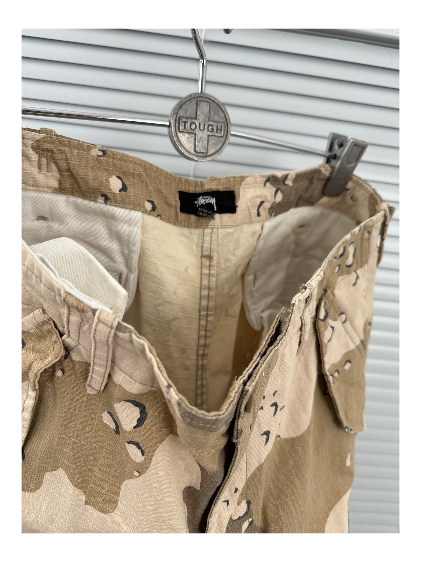 同图不同版，冲🐮货，随意对比 💰295 Stussy沙漠迷彩工装裤  28-34（等于S-XL）
现货 Stussy 24FW Military Cargo Pant Ripsto 多口袋迷彩工装裤

斯图西 定做暗格纹沙漠迷彩面料 16盎司 高密耐磨上身挺廓 非常有型 日单厂标准 套结走线工整 全套辅料原版一致 成衣酵素洗 随着穿着时间 越旧越有质感！

【Stussy 24FW 军事风迷彩工装裤】重磅登场！

▪️ 定制暗格纹沙漠迷彩面料，16盎司高密材质，耐磨抗造不易皱，上身立挺有型，廓形感拉满。
▪️ 日单工厂标准精工制作，多重加固套结走线，细节处处见质感。
▪️ 全套原版辅料+成衣酵素洗工艺，自带复古旧化效果！
越穿越有味道，随时间沉淀出专属你的穿着痕迹，旧化质感更胜一筹。

军事机能与街头风格完美结合，一条能陪你很久的裤子——经典不过时，穿搭率极高！

#Stussy工装裤 #军事风穿搭 #日单品质 #复古潮裤 #机能迷彩


沙漠迷彩色 28-34 正常工装裤版型
28 腰围84 臀围112 裤长103
30 腰围88 臀围116 裤长105
32 腰围92 臀围120 裤长107
34 腰围96 臀围124 裤长109