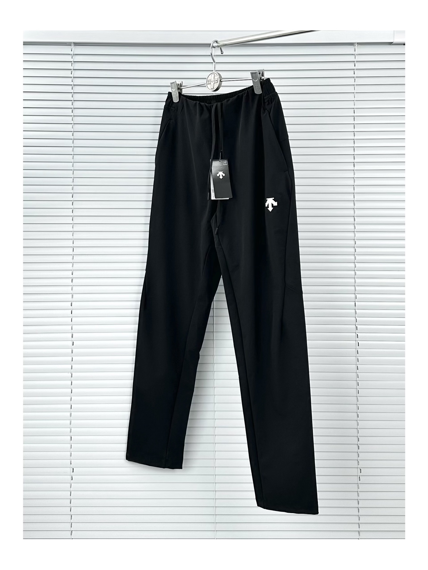 同图不同版，冲🐮货，随意对比 💰245 迪桑特运动长裤 黑色/灰色 M-XXL

DESCENTE迪桑特男士秋冬PTZERO防泼水亲肤梭织运动长裤
迪家男款户外休闲长裤  
一款封神之作的男士长裤，不仅户外可穿，城市商务休闲也可搭配！
面料采用新型的户外梭类面料的，面料立体有型！纹路清晰！四面微弹，适合任何环境穿着搭配！
上身效果特别有型，腰部独特的拼接式松紧腰设计，让裤型平整有型，穿着舒适更不会下滑，给你十足的安全感！精致满满！细节满分！品质保证！

黑色/灰色 M-XXL
M 腰围72-80 臀围106 裤长99
L 腰围76-84 臀围110 裤长101
XL 腰围80-88 臀围114 裤长103
XXL 腰围84-92 臀围118 裤长105