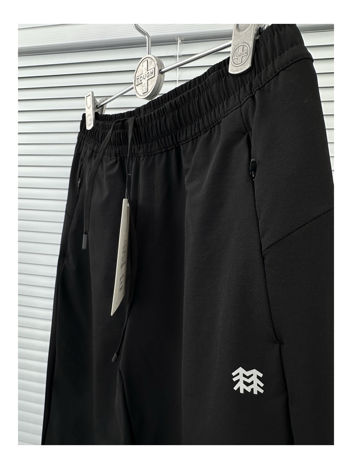 同图不同版,冲🐮货,随意对比 💰245 可隆运动长裤 黑色/灰色M-XXL
可隆男裤,专为秋季而生。精选高品质面料,不仅柔软亲肤,透气性更是一流。在秋风渐起的日子里,它能恰到好处地调节体温,让你告别闷热与黏腻,时刻保持清爽舒适。无论是漫步在街头巷尾,还是投身于户外运动,都不会感到丝毫束缚。
可隆男裤采用人体工程学立体剪裁,贴合腿部线条,修饰腿型效果显著,轻松打造出笔直大长腿既视感 ,让你瞬间气场提升。无论是简约的纯色设计,还是融入时尚元素的款式,都能完美适配各种风格上衣,无论是休闲T恤,还是正式衬衫,都能轻松驾驭,轻松应对各种场合。
这款裤子细节之处尽显匠心。腰部采用弹力松紧设计,久坐不累,让你自在随心;多口袋设计,布局合理,容量可观,方便携带手机、钥匙等随身小物,实用性拉满;精湛的缝线工艺,牢固耐用,每一处针脚都彰显着可隆的品质追求,即便频繁穿着与洗涤,也不易变形磨损,能陪伴你度过一个个美好的秋日。
秋意渐浓,是时候用可隆男裤装点你的秋日衣橱,拥抱舒适与时尚并存的秋日时光!
黑色/灰色M-XXL
M 腰围72-80 臀围108 裤长98
L 腰围76-84 臀围112 裤长100
XL 腰围80-88 臀围116 裤长102
XXL 腰围84-92 臀围120 裤长104