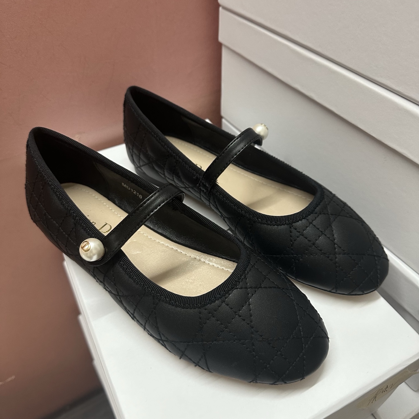 NO:233489,Dior's new designer Maria Grazia Chiuri's latest masterpiece J'adior braided leather series, ballet dance shoes. Once launched, it was immediately popular all over the world. Many celebrity celebrities have the same style, giving you the perfect original single quality, whether it is genuine leather sole, hardware pearl buckle, silk belt, leather upper, packaging, standard code 34-42. (34 40 41 42 Custom made without return or replacement) Black Pink Apricot Denim Blue Three Colors., Ballet Shoes, Dior, Dior, Leather Soles19860909迪奥新设计师Maria Grazia Chiuri最新力作J'adior编织皮面系列,芭蕾跳舞鞋.一经推出立即火爆全球,众多明星网红同款,给您呈现完美的原单货品质,无论从真皮大底,五金珍珠扣,丝绸带,鞋面真皮,包装,标准码34-42.（34 40 41 42定做不退不换）黑 粉杏 牛仔蓝 三色 .,芭蕾舞鞋,dior,dior,Leather soles,Women's Shoes