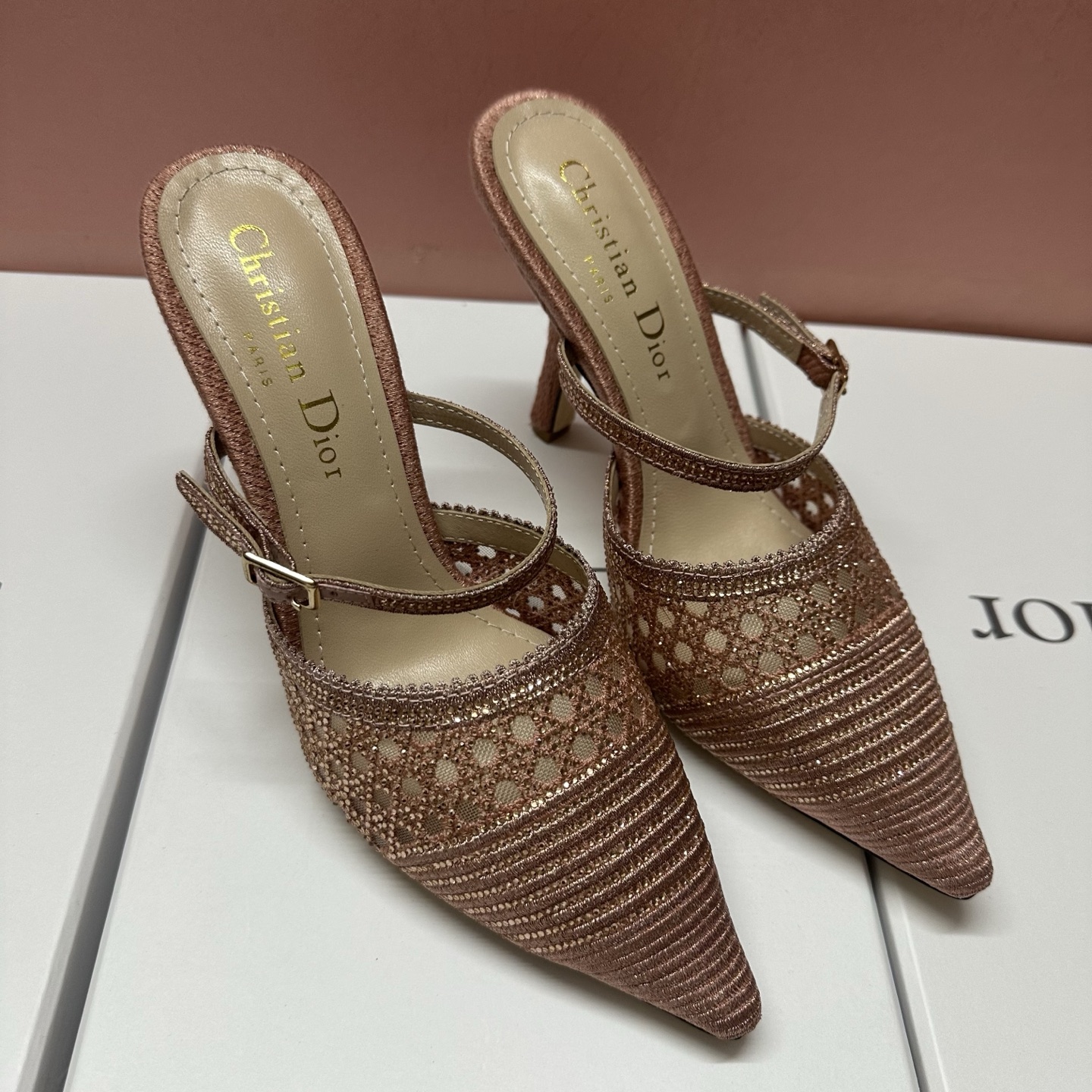 NO:233485,J'ADIOR DIOR counter latest star style with rhinestone high heels; using unique embroidery of more than 200,000 stitches and a single complete seamless fabric process, the iconic electric embroidery and iron diamond upper hollow style material high temperature water-soluble shrinkage embroidery electric pattern technology fabric   Australian Czech diamond   sheepskin lining   Italian leather outsole Heel height 6.5cm/9.5cm Size: 34-42 (34.40.41.42 will not be returned or exchanged) Italian leather soles, semi-torque, dior, dior, high heels, sheepskin, Leather soles19860909J'ADIOR 迪奥 DIOR 专柜最新明星款同水钻高跟鞋；运用独特的二三十万针以上的刺以绣及单一完整无缝料布工艺,标性志的电绣烫钻鞋面镂空款 材质高温水溶缩水绣电花纹科技面料 澳洲捷克钻 羊皮内里 意大利真皮大底 跟高6.5cm/9.5cm Size:34-42（34.40.41.42定不做退换) 意大利皮真底,半拖,dior,dior,high heels,sheepskin,Leather soles,Women's Shoes