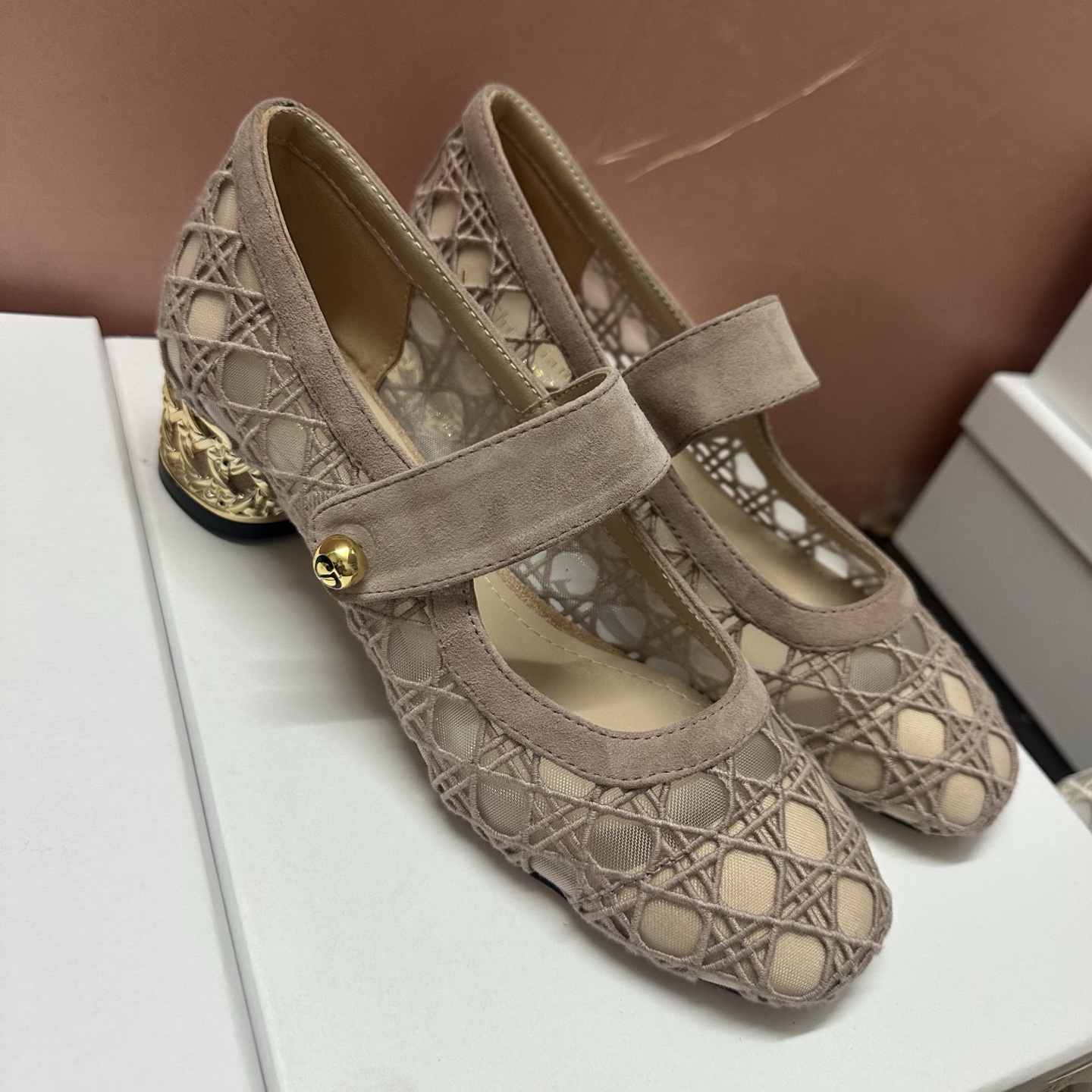 NO:233483,【J'ADIOR Shoes】Dior Dior 20SS Spring, Summer and Autumn Series Square-toe Gold Heeled Single Shoes, the top version of the market, welcome to see the version comparison material, original electric embroidery fabric   sheepskin lining   Italian genuine leather outsole   pure copper hardware buckle   electroplated gold heel. Standard size code 34-43 (heel height 4CM) (40.41.42.43 customized, no return or replacement) Black genuine leather sole P, ballet shoes, dior, dior, sheepskin, gold plating, Leather soles19860909【J'ADIOR鞋】迪奥 Dior 20SS春夏秋系列方头金跟单鞋,市场顶级版,欢迎来看版对比材质原版电绣面料 羊皮内里 意大利真皮大底 纯铜五金扣 电镀金跟.码数标准码34-43码(跟高4CM ) (40.41.42.43订做,不退不换） 黑色真皮底P,芭蕾舞鞋,dior,dior,sheepskin,gold plating,Leather soles,Women's Shoes