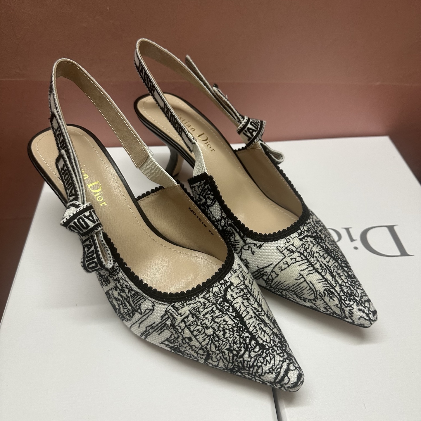 NO:233495,J'ADIOR DIOR counter latest celebrity style with webbing high heels; using unique embroidery of more than 200,000 stitches and a single complete seamless fabric craft, the iconic electric embroidery 