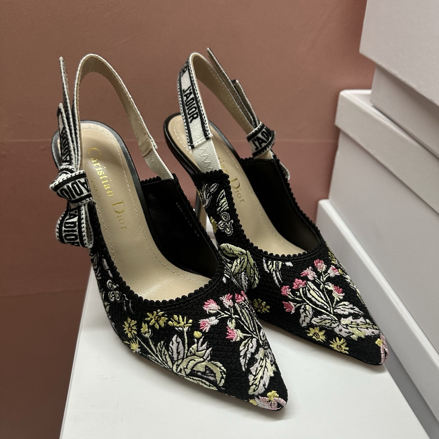 NO:402753,J'ADIOR DIOR counter latest celebrity style with webbing high heels; using unique embroidery of more than 200,000 stitches and a single complete seamless fabric craft, the iconic electric embroidery 'J'Adior' decoration looks neutral and tough, but also inelegant. Material high temperature water-soluble shrinkage embroidery electric pattern technology fabric + leather surface + sheepskin lining + Italian leather outsole Heel height 1.5cm/4.5cm/9.5cm Size: 34-43 (34.40.41.42.43. It is certain to not be returned or exchanged) Italian leather sole Customized rubber sole, high heels, dior, dior, sandals, high heels, sheepskin, Leather soles19860909J'ADIOR 迪奥 DIOR 专柜最新明星款同织带高跟鞋；运用独特的二三十万针以上的刺以绣及单一完整无缝料布工艺,点缀标性志的电绣“J'Adior”饰带起看来中性硬朗,又失不优雅 材质高温水溶缩水绣电花纹科技面料+皮面+羊皮内里+意大利真皮大底 跟高1.5cm/4.5cm/9.5cm Size:34-43（34.40.41.42.43.定不做退换) 意大利皮真底 橡胶底定做,高跟鞋凉鞋,dior,dior,sandals,high heels,sheepskin,Leather soles,Women's Shoes