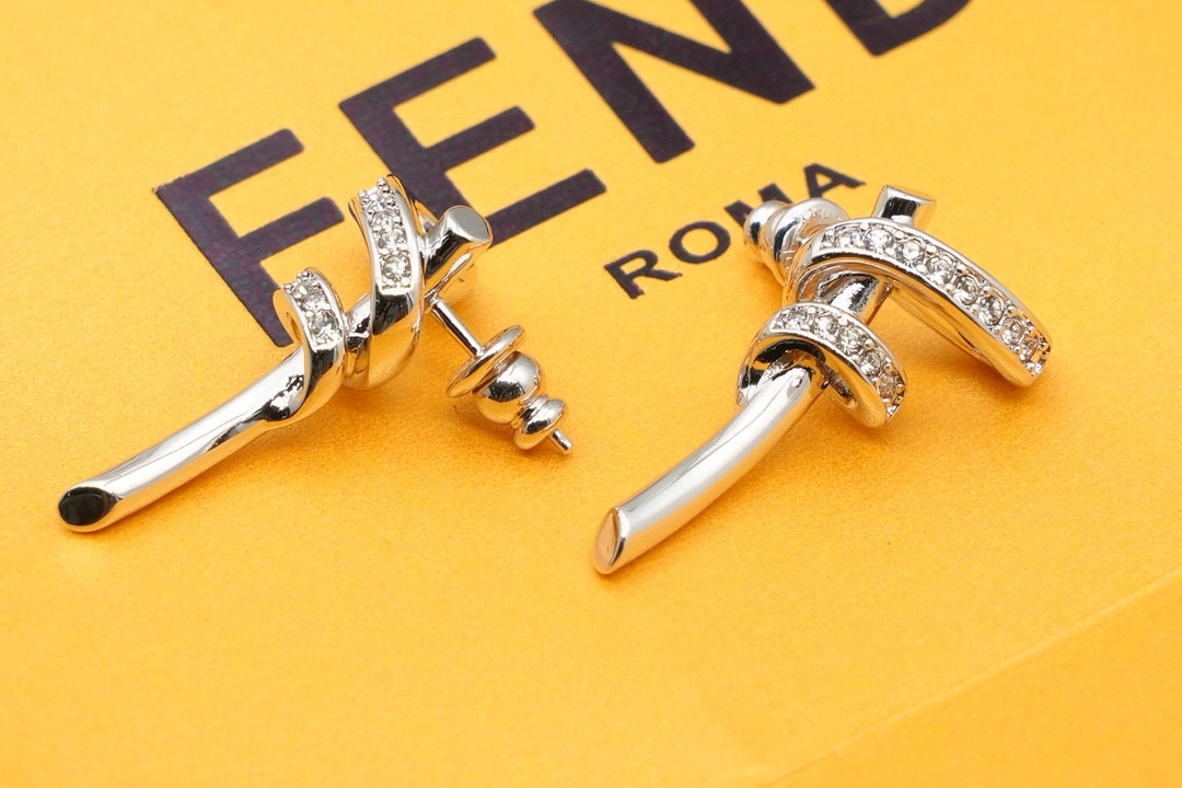 &yen; 100 FD🏠新品 独家FENDI 芬迪标志为造型非常漂亮 专柜一致黄铜材质 第一次尝试做F家的饰品，太惊艳了！很高档 不想跟别人撞款的仙女们可以选择这款！[爱心]黄铜品质