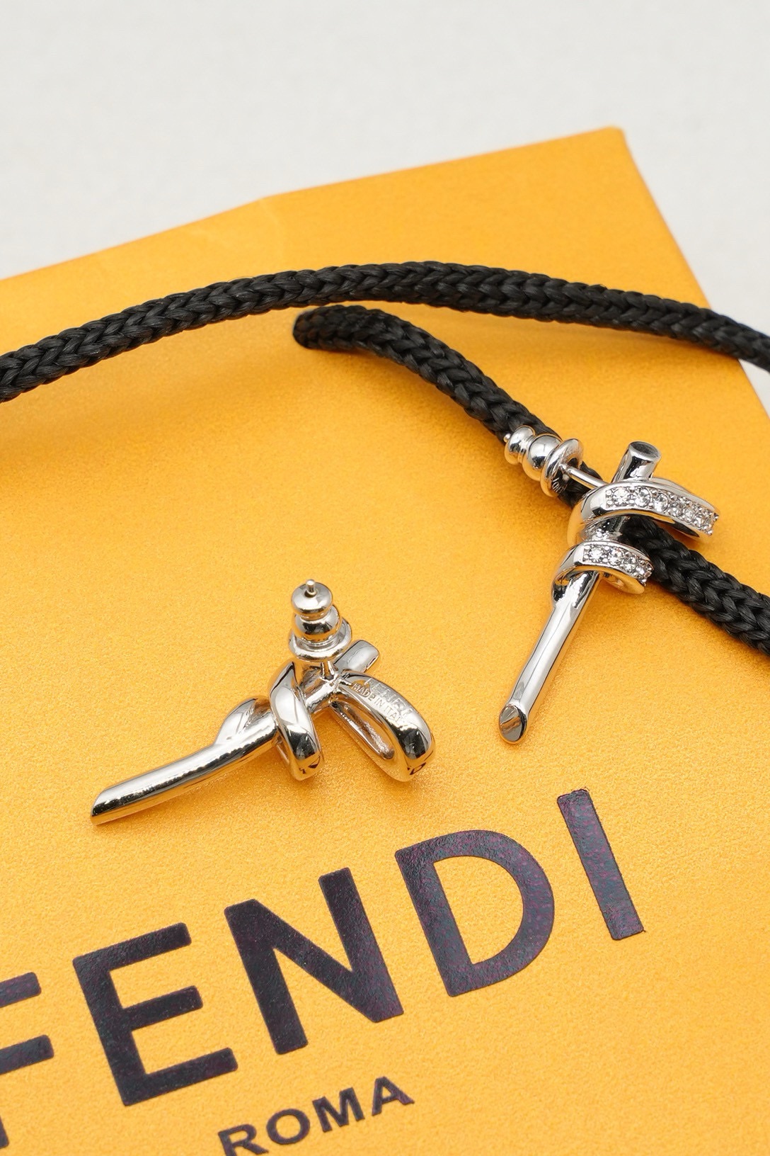 &yen; 100 FD🏠新品 独家FENDI 芬迪标志为造型非常漂亮 专柜一致黄铜材质 第一次尝试做F家的饰品，太惊艳了！很高档 不想跟别人撞款的仙女们可以选择这款！[爱心]黄铜品质