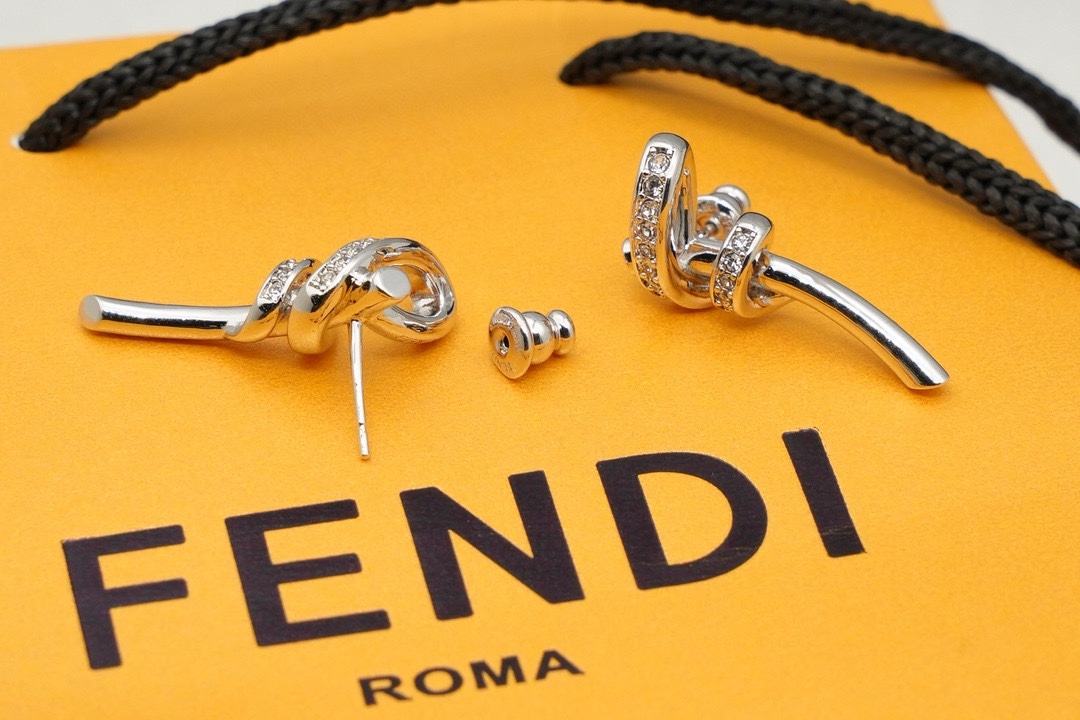 &yen; 100 FD🏠新品 独家FENDI 芬迪标志为造型非常漂亮 专柜一致黄铜材质 第一次尝试做F家的饰品，太惊艳了！很高档 不想跟别人撞款的仙女们可以选择这款！[爱心]黄铜品质