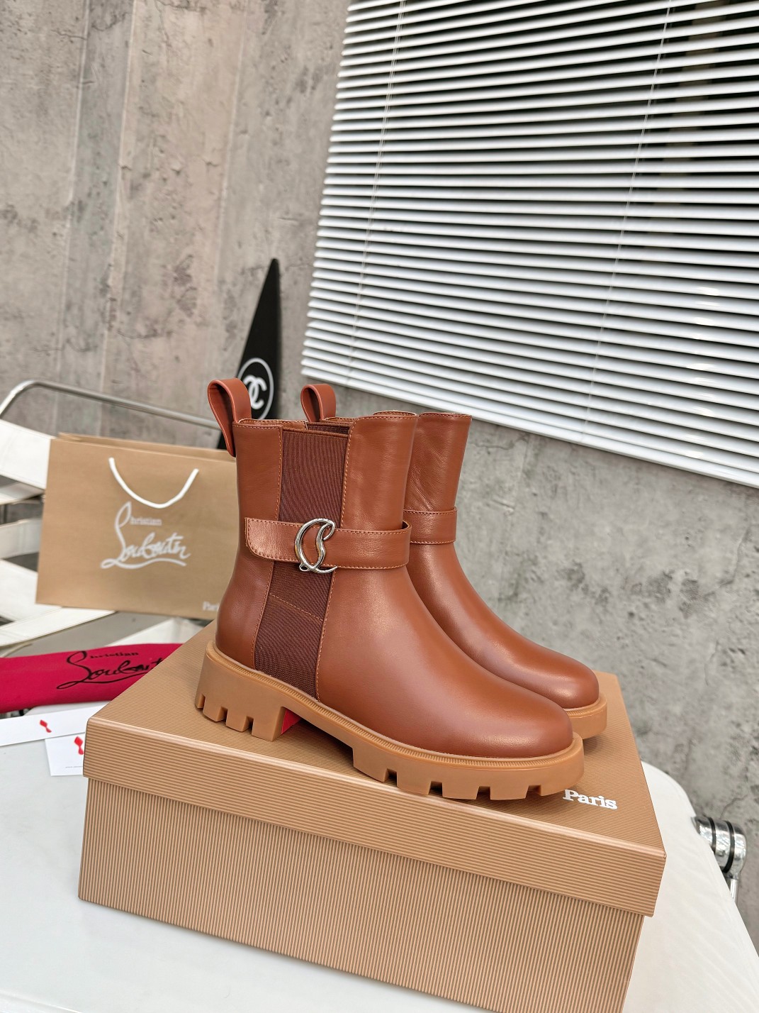 NO:491646,Top version Exclusive customization Purchase grade 6 colors to choose from. The heavy launch of Christian Louboutin (CL) logo design Red-soled shoes The latest catwalk model is referred to as CL Red-soled shoes The catwalk model is a little new and breeze with a little noble feeling, the foot is perfect, elegant and elegant, crystal clear, no matter various accessories, material, grid position is original 1:1 customized, zero distance from the original 1 upper brown cowhide 2 inner sheepskin 3 large sole original one-to-one open mold and anti-slip two-color label large sole 4 original packaging 5 sizes 35-42 (42 custom made without return or replacement), boots, christian louboutin, boots, cowhide, sheepskin19860909顶级版本 独家定制 代购级⑥个颜色供选择.重磅推出 Christian Louboutin（CL）标识设计 红底鞋最新走秀款简称CL 红底鞋 T台走秀款小新清风带点贵气的感觉,上脚非常完美优雅大方,晶莹剔透,无论各种配件 材质 格位 都是原版1:1定制,与原版零距离 1鞋面棕色牛皮 2内里羊皮 3大底原版一比一开模防滑双色带标大底 4原版包装 5码数35-42码（42订做不退不换）,靴子,christian louboutin,boots,cowhide,sheepskin,Women's Shoes