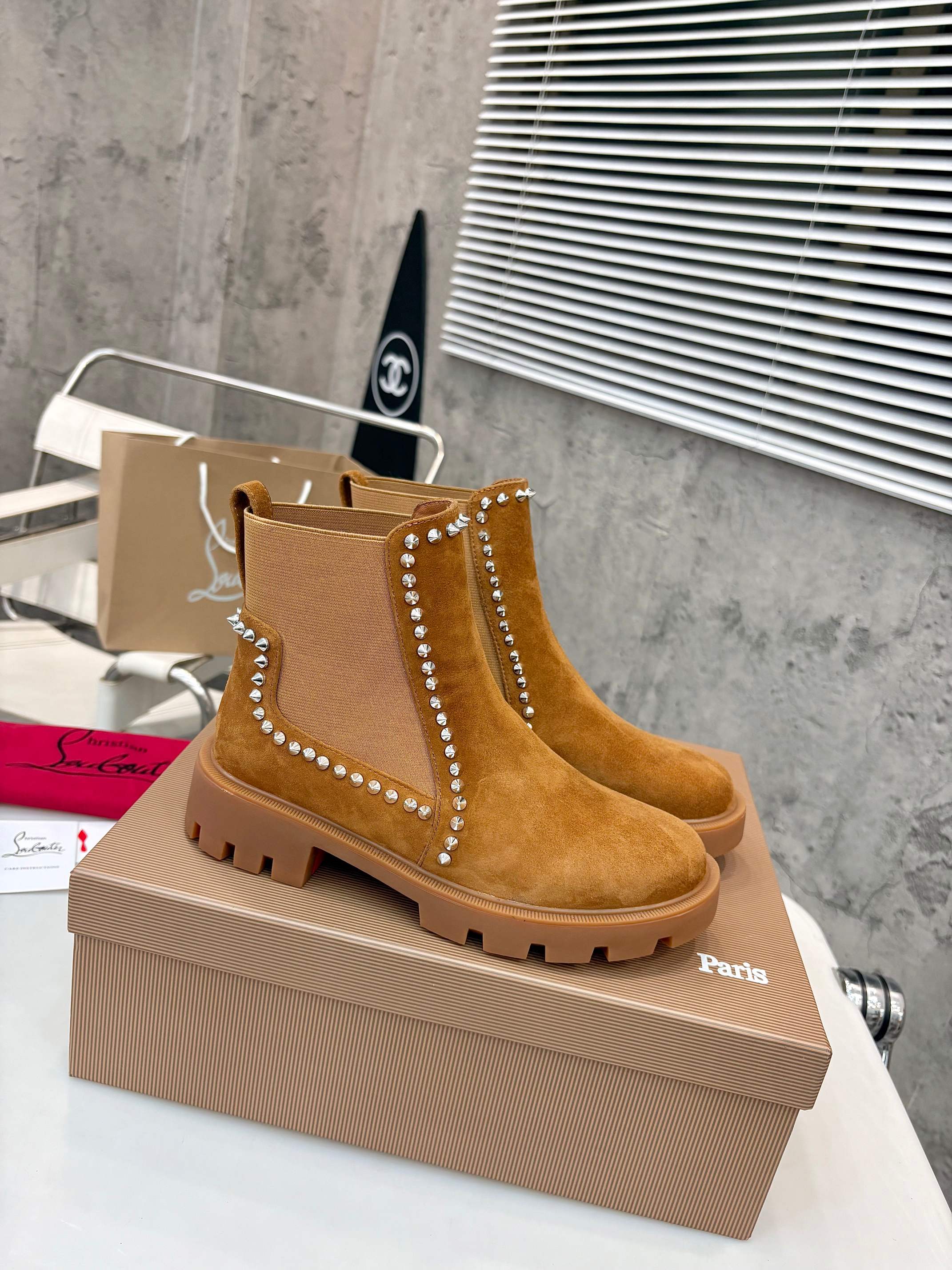 NO:536687,Top version Exclusive customization Purchase grade 3 colors to choose from. The heavy launch of Christian Louboutin (CL) unique Dingting logo design, anti-wolf red-soled shoes latest catwalk style is referred to as CL red-soled shoes The catwalk model is a little new and breeze with a little noble feeling, the foot is perfect, elegant and elegant, crystal clear, no matter various accessories, material, grid position is original 1:1 customized, zero distance from the original 1 upper cowhide/Yangjing 2 inner sheepskin 3 large sole original one-to-one open mold, anti-slip double-colored label, 4 original packaging 5 sizes 35-42 (42 custom-made, no return or replacement), boots, christian louboutin, boots, cowhide, sheepskin, sheep19860909顶级版本 独家定制 代购级③个颜色供选择.重磅推出 Christian Louboutin（CL）独特钉钉标识设制 防狼 红底鞋最新走秀款简称CL 红底鞋 T台走秀款小新清风带点贵气的感觉,上脚非常完美优雅大方,晶莹剔透,无论各种配件 材质 格位 都是原版1:1定制,与原版零距离 1鞋面牛皮/羊京 2内里羊皮 3大底原版一比一开模防滑双色带标大底 4原版包装 5码数35-42码（42订做不退不换）,靴子,christian louboutin,boots,cowhide,sheepskin,sheep,Women's Shoes