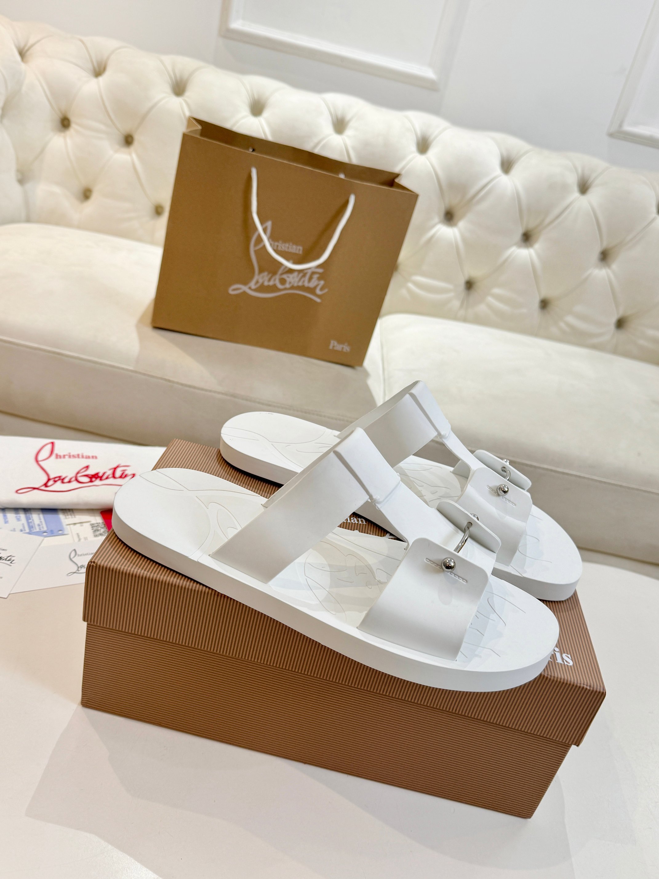 NO:888901,Men's size 38-46 ChristanLouboutin referred to as CL radish / men's top version logo design red-soled slippers and sandals Purchasing-grade red-soled shoes latest catwalk model referred to as CL red-soled shoes T-stage catwalk model with a fresh and refreshing feel, the upper foot is perfect and elegant, crystal clear, no matter the various accessories, materials and positions are all customized 1:1 with the original, zero distance from the original, slippers, christian  loudoutin,sandals,slippers19860909男款38-46码 ChristanLouboutin简称CL萝卜丁 /男士 顶级版本 标识设计红底拖鞋凉鞋 代购级红底鞋最新走秀款简称CL 红底鞋T台走秀款小新清风带点贵气的感觉,上脚非常完美优雅大方,晶莹剔透,无论各种配件 材质 格位 都是原版1:1定制,与原版零距离,拖鞋,christian louboutin,sandals,slippers,Women's Shoes