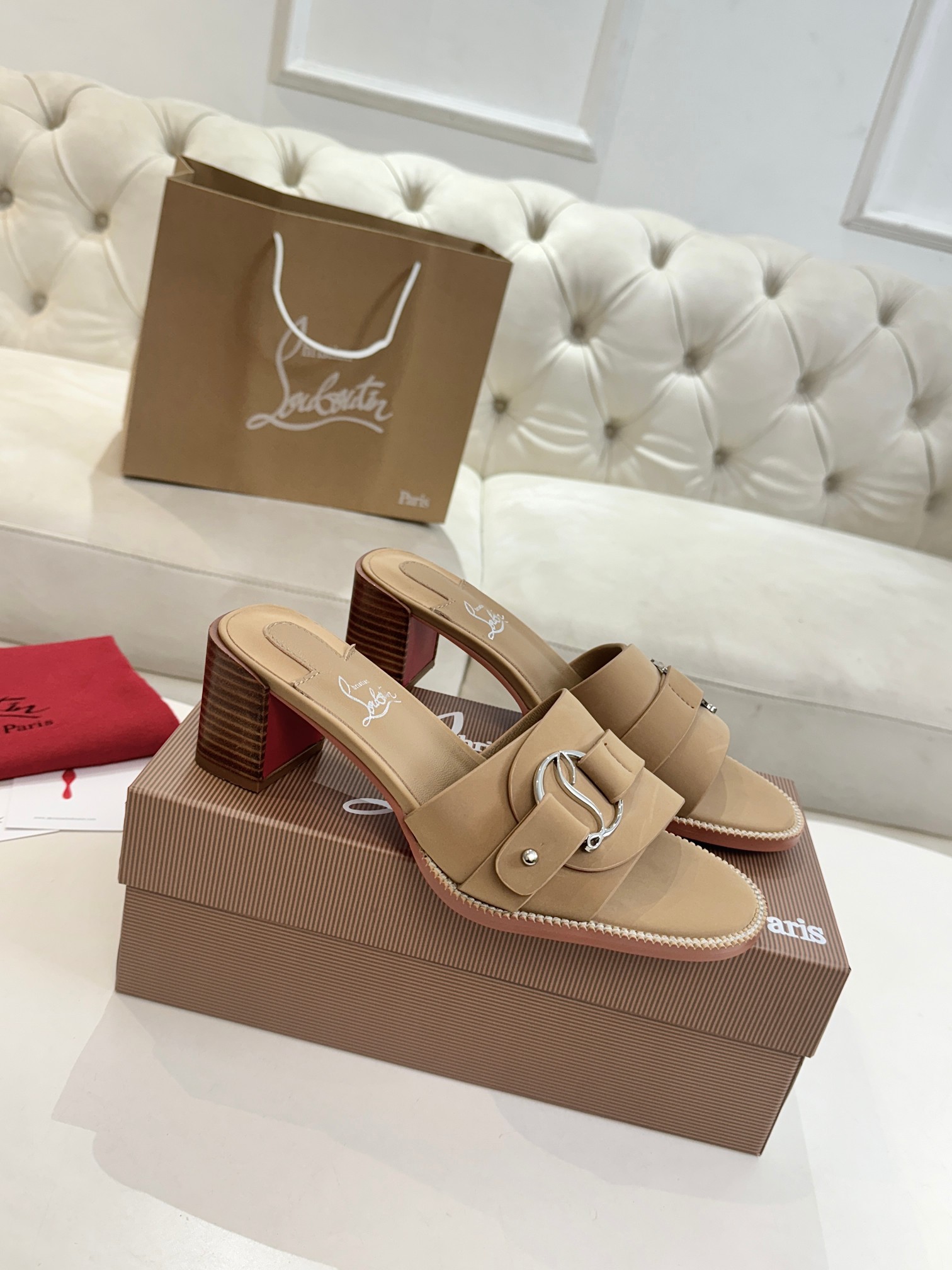 NO:957400,Exclusive model, genuine leather sole, rubber sole, top version, purchasing agent level ③ colors to choose from. Introducing Christian Louboutin (CL) logo design. The latest catwalk style of red-soled shoes is referred to as CL. The red-soled shoes, T-stage catwalk style, have a fresh and refreshing feel with a little extravagance. The upper feet are perfect, elegant and crystal clear. Regardless of the accessories, material and layout, they are all customized 1:1 with the original version, zero distance from the original version. 1 upper cowhide + unique logo 2 inner sheepskin  3 Original outsole, one to one molded non-slip outsole 4 Original packaging 5 Sizes 35-42 (42 cannot be returned or exchanged if ordered), slippers, christian louboutin, slippers, cowhide, sheepskin19860909独家款 真皮底 橡胶底 顶级版本 代购级③个颜色供选择.重磅推出 Christian Louboutin（CL）标识设计 红底鞋最新走秀款简称CL 红底鞋T台走秀款小新清风带点贵气的感觉,上脚非常完美优雅大方,晶莹剔透,无论各种配件 材质 格位 都是原版1:1定制,与原版零距离 1鞋面牛皮+独特标识 2内里羊皮 3大底原版一比一开模防滑大底 4原版包装 5码数35-42码（42订不做退不换）,拖鞋,christian louboutin,slippers,cowhide,sheepskin,Women's Shoes