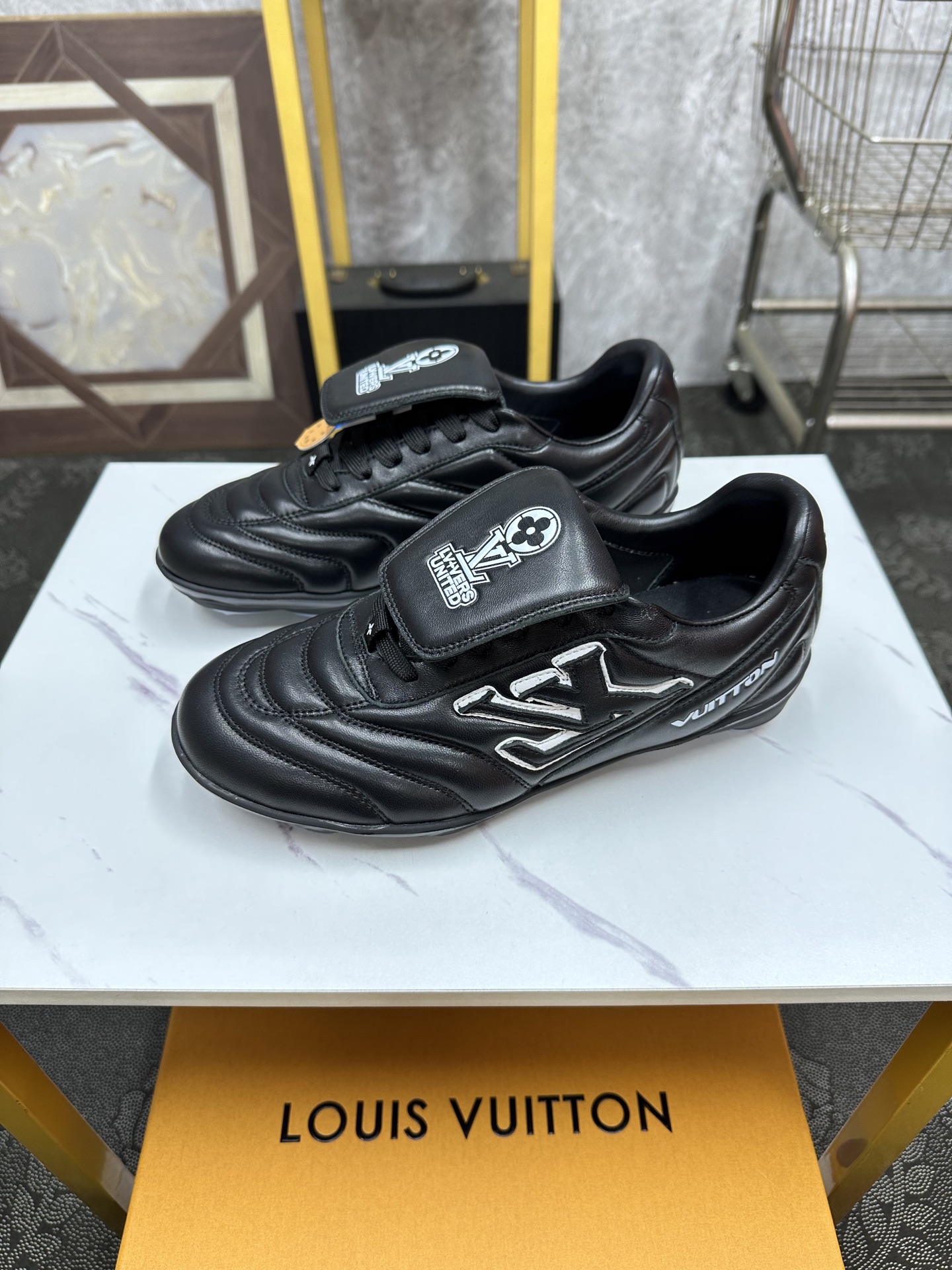 NO:164936,2025 new LV couples same sneakers, fashionable clothes are worn. This Footprint Soccer sneaker was unveiled at the 2025 Spring and Summer Fashion Show. It is the first sneaker designed by Pharrell Williams with football shoes inspiration. The shoes are inspired by football sport across generations and culture, echoing the theme of unity and participation of the 2025 Spring and Summer Fashion Show. The shoes are known for their smooth design, with dynamic IV Initials logo on the sides, and the tongue is embellished with Lvers United badges inspired by the football team, and the rubber sole of the footprint is decorated with a variety of Louis Vuitton logos. Fashionable and casual wear Fashion trendsetters, size (35-41 for women, 41 for women) (39-46 for men, 45-46 for men), casual shoes/sports shoes, louis vuitton, louis vuitton, versace, sneakers198609092025年新款LV情侣同款球鞋,穿上就是时髦精 这款 Footprint Soccer 运动鞋于2025春夏系列时装展中亮相,是Pharrell Williams 首次以足球鞋为灵感设计的运动鞋.鞋款的灵感来自跨越世代和文化的足球运动,呼应2025春夏系列时装展团结一致、全民参与的主题.鞋款以流丽的设计著称,侧面以富动感的IV Initials标志点缀,鞋舌缀有灵感来自足球队伍的Lvers United徽章,而脚掌纹橡胶鞋底饰有多款路易威登标志. 时髦休闲穿搭 时尚界的弄潮儿,码数（女款35-41,女41定做）（男款39-46,45-46定做）,休闲鞋/运动鞋,louis vuitton,louis vuitton,versace,sneakers,Women's Shoes