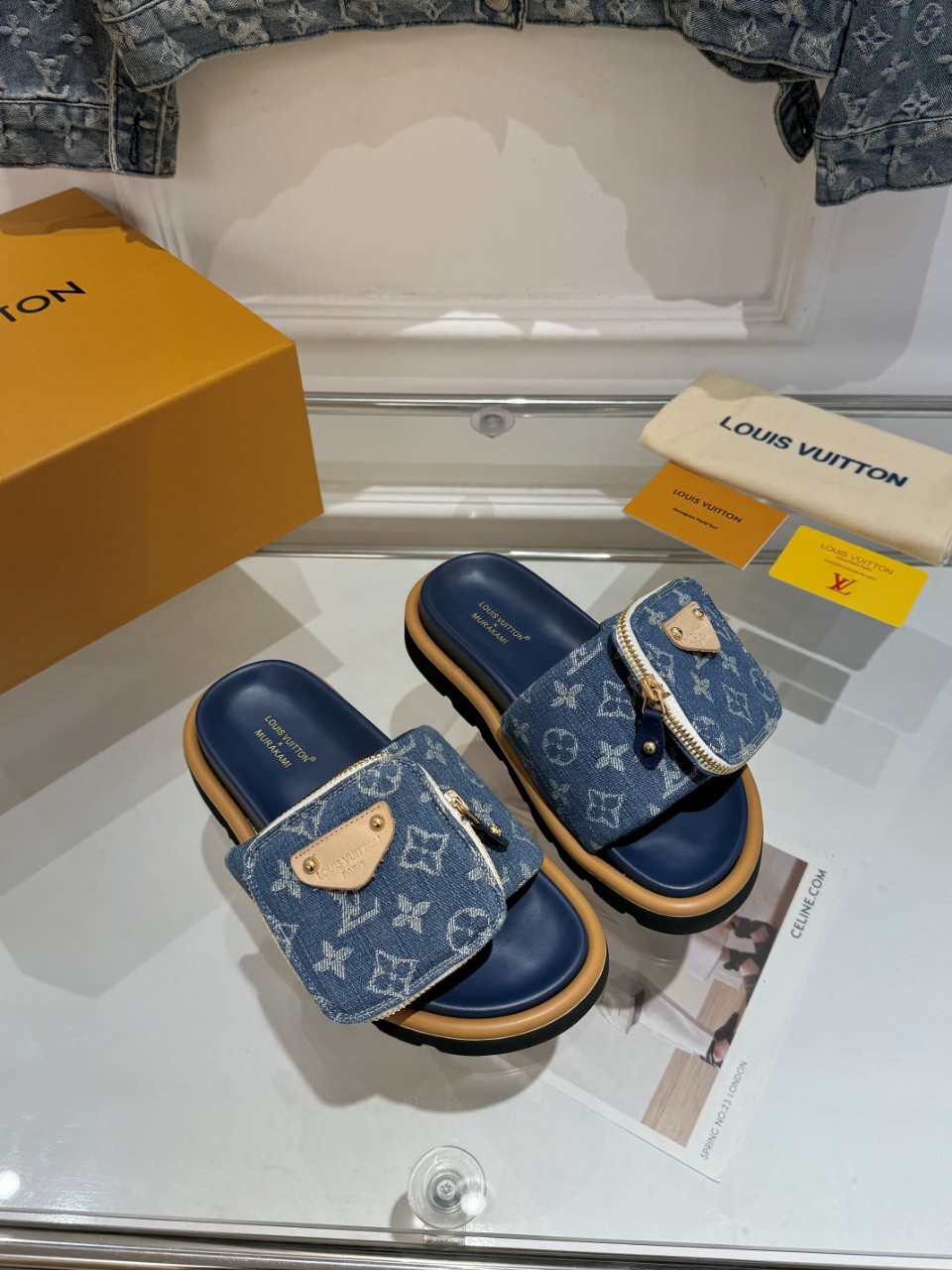 NO:256892,Women's men's LV | Louis Vuitton's top-level new spring and summer products, the counter focuses on the latest LV X TM Murakami Takashi's co-branded bags and down slippers, hard goods are on the new BS purchasing level!  Full of high-end feeling!  A popular model from domestic and foreign bloggers, retro and fashionable, beautiful!  Official website main model★ ━━━━━━ t ━━━━━━━━━━━━━━━━━━━━━━━━━━━━━━━━━━━━━━━━━━━━━━━━━━━━━━━━━━━━━━━━━━━━━━━━━━━━━━━━━━━━━━━━━━━━━━━━━━━━━━━━━━━━━━━━━━━━━━━━━━━━━━━━━━━━━━━━━━━━━━━━━━━━━━━━━━━━━━━━�19860909女款男款 LV | 路易威登25 春夏新品顶级版本 专柜主打最新款LV X TM村上隆联名款包包羽绒拖鞋 硬货上新 BS代购级别！高级感十足！国内外博主刷爆的一款,复古又时髦上脚美炸了！官网主推款★ ━━━━━ t ━━━━━ 鞋面原版特定面料  内里: 进口混种羊皮 大底原版开模发泡大底 鞋码: 女码35-39（40.41定制） 男码40-44（39.45定制）,拖鞋,louis vuitton,louis vuitton,slippers,down jacket,sheepskin,Women's Shoes