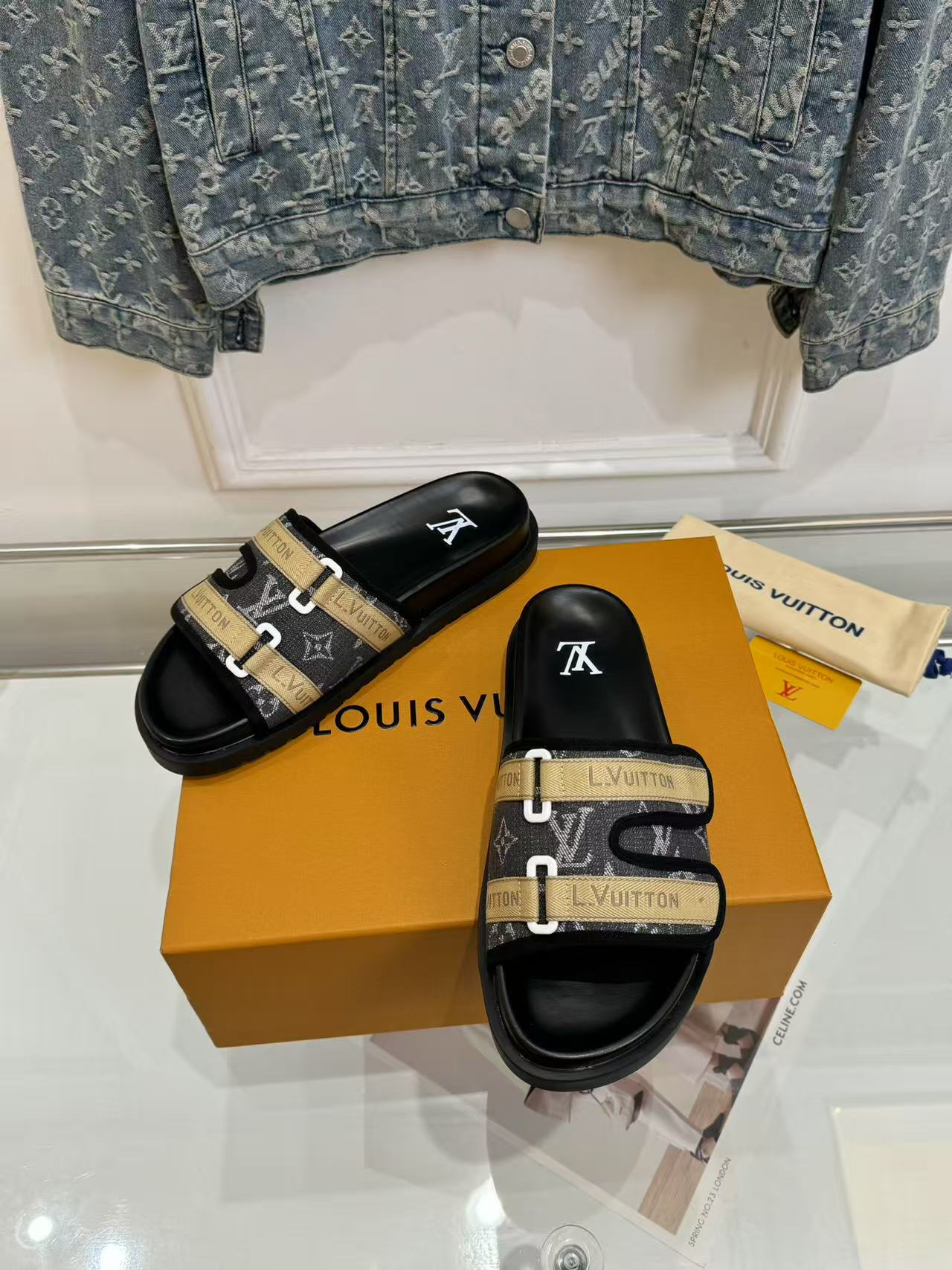 NO:239446,(Top version) LV | Louis Vuitton's top version of spring and summer 2025 new products, the counter focuses on the latest LV slippers, hard goods are on the newest BS purchasing level!  Full of high-end feeling!  A popular model from domestic and foreign bloggers, retro and fashionable, beautiful!  Official website main model★ ━━━━━━ t ━━━━━━━━━━━━━━━━━━━━━━━━━━━━━━━━━━━━━━━━━━━━━━━━━━━━━━━━━━━━━━━━━━━━━━━━━━━━━━━━━━━━━━━━━━━━━━━━━━━━━━━━━━━━━━━━━━━━━━━━━━━━━━━━━━━━━━━━━━━━━━━━━━━━━━━━━━━━━━━━�19860909（顶级版本） LV | 路易威登2025春夏新品顶级版本 专柜主打最新款LV 拖鞋 硬货上新 BS代购级别！高级感十足！国内外博主刷爆的一款,复古又时髦上脚美炸了！官网主推款★ ━━━━━ t ━━━━━ 鞋面原版特定面料 内里: 进口混种羊皮 大底原版开模发泡大底 鞋码: 女款35-42.男款39-46,拖鞋,louis vuitton,louis vuitton,slippers,sheepskin,Women's Shoes