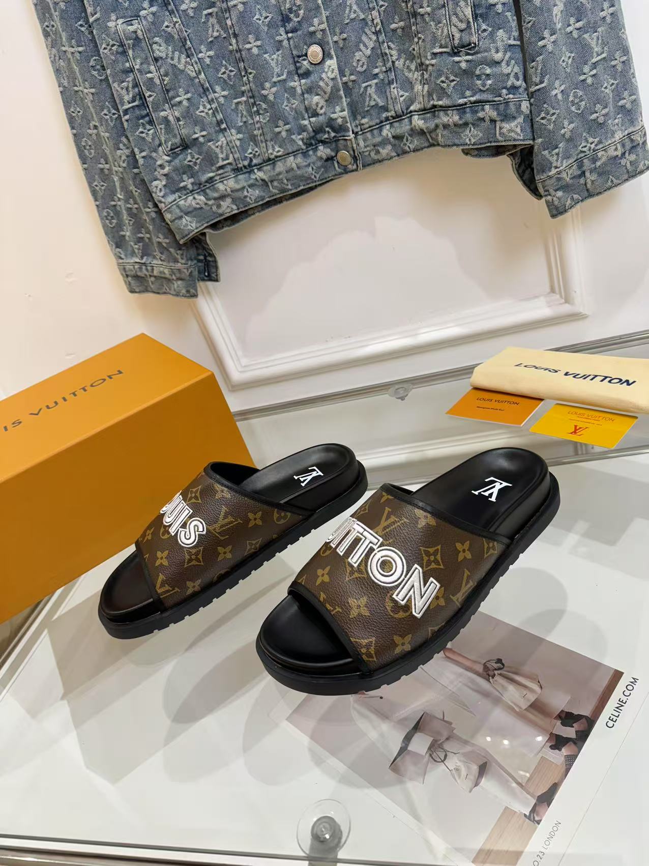 NO:239449,(Top version) LV | Louis Vuitton's top version of spring and summer 2025 new products, the counter focuses on the latest LV slippers, hard goods are on the newest BS purchasing level!  Full of high-end feeling!  A popular model from domestic and foreign bloggers, retro and fashionable, beautiful!  Official website main model★ ━━━━━━ t ━━━━━━━━━━━━━━━━━━━━━━━━━━━━━━━━━━━━━━━━━━━━━━━━━━━━━━━━━━━━━━━━━━━━━━━━━━━�19860909（顶级版本） LV | 路易威登2025春夏新品顶级版本 专柜主打最新款LV 拖鞋 硬货上新 BS代购级别！高级感十足！国内外博主刷爆的一款,复古又时髦上脚美炸了！官网主推款★ ━━━━━ t ━━━━━ 鞋面原版特定面料 内里: 进口混种羊皮 大底原版开模发泡大底 鞋码: 女款35-42.男款39-46,拖鞋,louis vuitton,louis vuitton,slippers,sheepskin,Women's Shoes