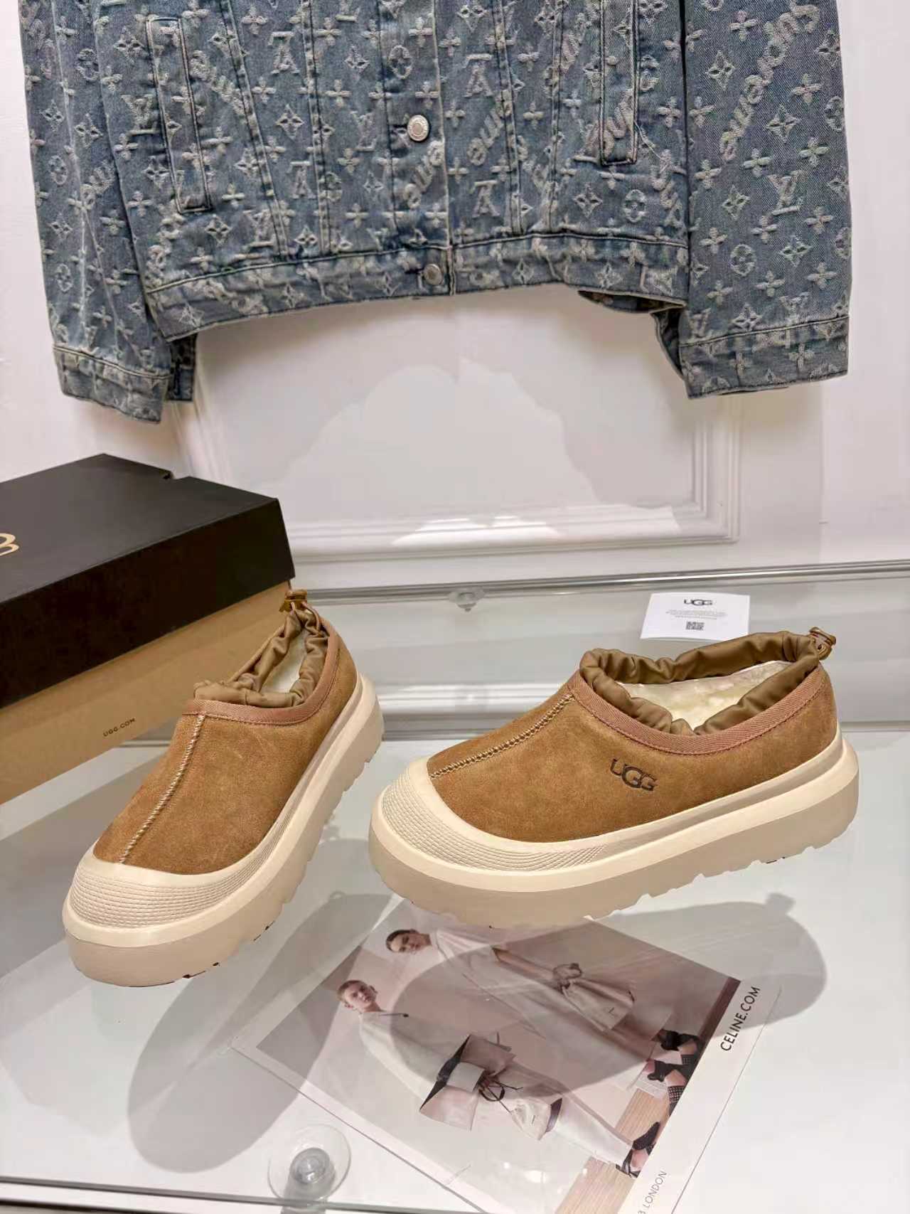 NO:562294,[Wang Yibo's same style] UGG's new winter Tasman fashion shoes for men and women Ugg's new furry shoes and snow boots for men and women ~ Handsome slip-ons, lazy shoes, super easy to put on and take off ~ Suede cowhide fabric ~ The soles are original molded soles, not cheap rubber foam, but modern materials. The characteristics of this material are light, wear-resistant and non-slip. The outsole has a clear logo imprint, which is comparable to that of a counter ~  Size 35-44, boots, boots, cowhide19860909【王一博同款】UGG冬季新款男女同款塔斯曼时尚单鞋Ugg秋冬上新毛毛鞋,雪地靴 男女同款 ~帅气的一脚蹬,懒人鞋,穿脱超方便 ~翻毛牛皮面料 ~鞋底是原版鞋底开模,不是便宜的橡胶发泡,是modern材质,这种材质的特征是轻便、耐磨又防滑.大底有清晰的logo压印,媲美专柜~ 码数35-44,靴子,boots,cowhide,Women's Shoes