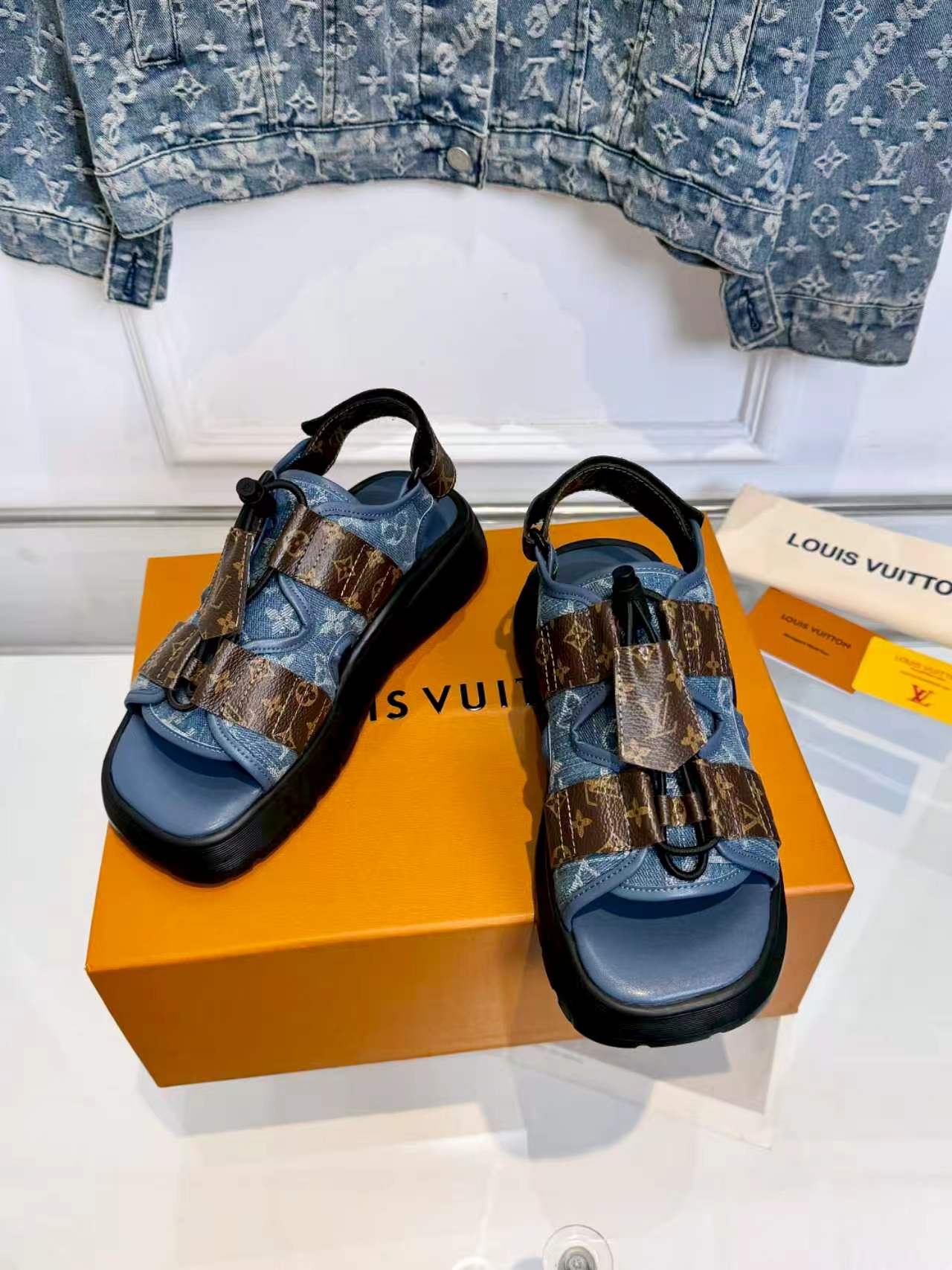 Louis Vuitton Lv凉鞋 驴家2026最新款高端 百搭款 非常包脚 非常好穿 厚底增高显瘦凉鞋 凉鞋以柔软羊皮革塑造潮流动感格调