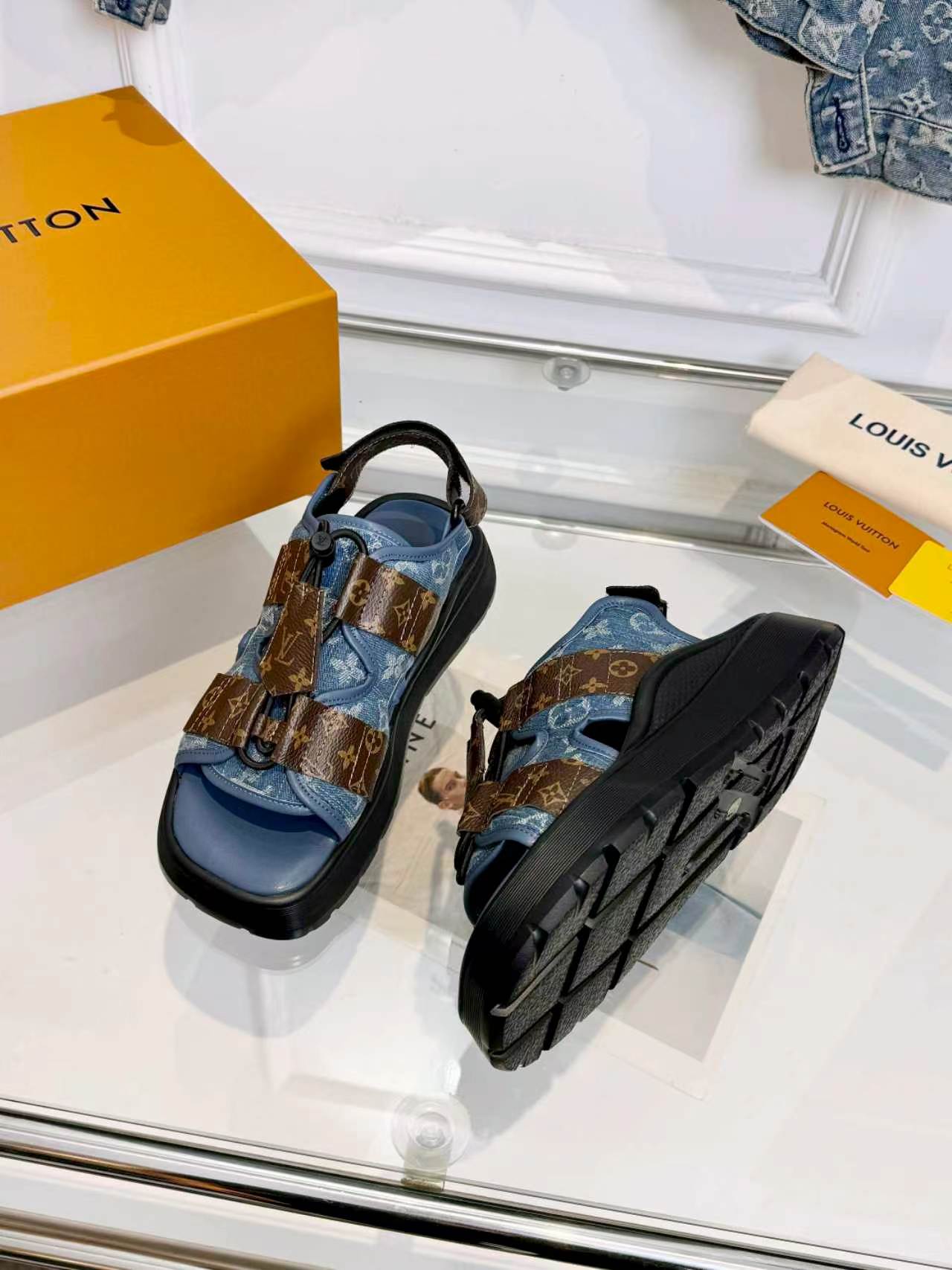 Louis Vuitton Lv凉鞋 驴家2026最新款高端 百搭款 非常包脚 非常好穿 厚底增高显瘦凉鞋 凉鞋以柔软羊皮革塑造潮流动感格调