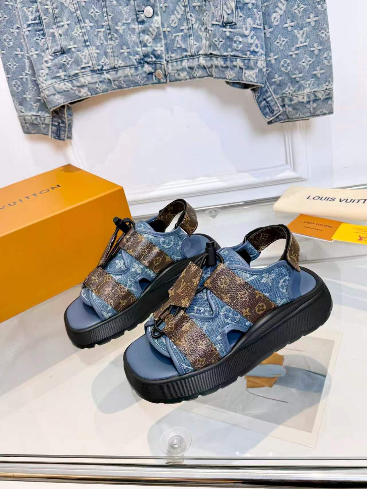 Louis Vuitton Lv凉鞋 驴家2026最新款高端 百搭款 非常包脚 非常好穿 厚底增高显瘦凉鞋 凉鞋以柔软羊皮革塑造潮流动感格调